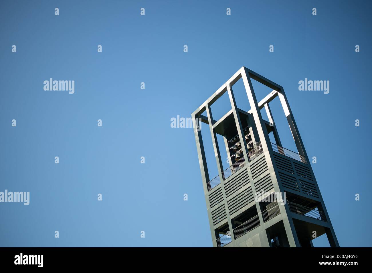 ARLINGTON, Virginia - il Carillon dei Paesi Bassi si trova su una collina nell'Arlington Ridge Park tra il cimitero nazionale di Arlington e il U.S. Marine Corps War Memorial. Il campanile modernista di 127 metri è stato un dono del popolo dei Paesi Bassi agli Stati Uniti in segno di gratitudine per l'aiuto americano durante e dopo la seconda guerra mondiale. Inizialmente installato nel 1954 e dedicato nel 1960, il carillon contiene 50 campane di bronzo che vengono suonate durante occasioni speciali e regolari serie di concerti. Foto Stock