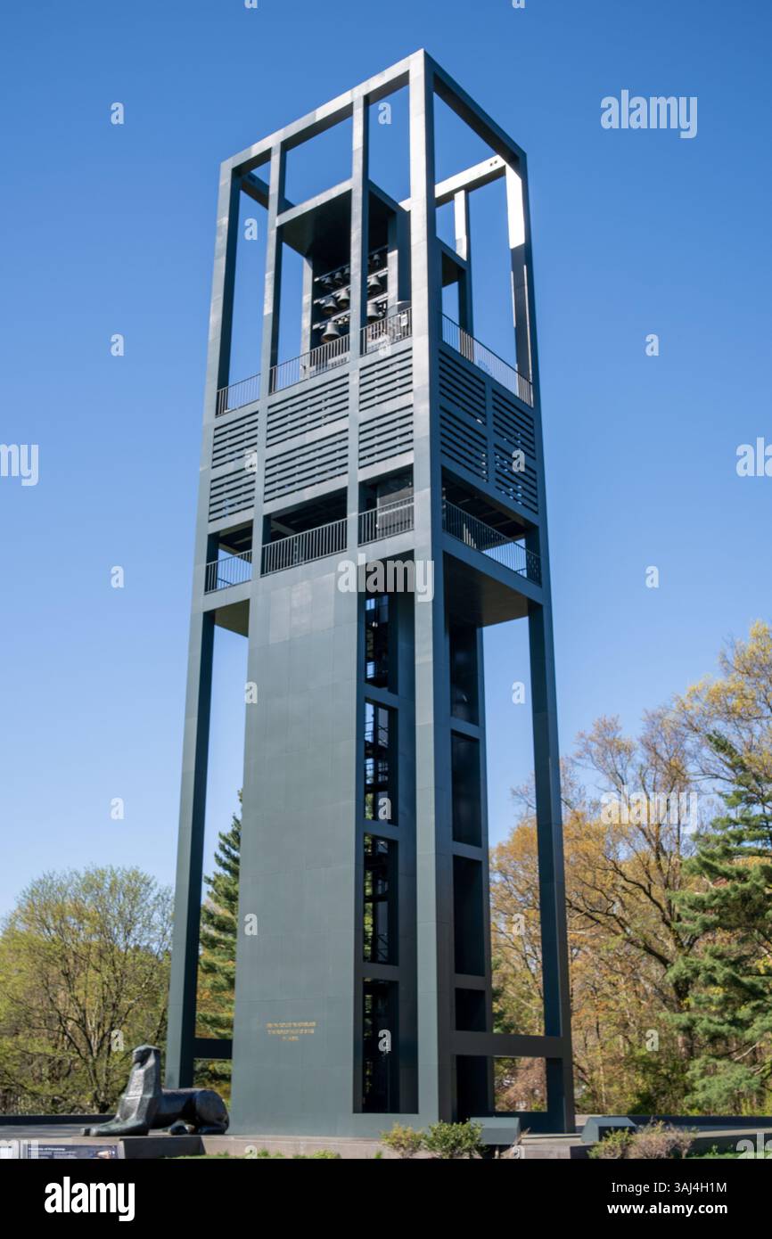 ARLINGTON, Virginia - il Carillon dei Paesi Bassi si trova su una collina nell'Arlington Ridge Park tra il cimitero nazionale di Arlington e il U.S. Marine Corps War Memorial. Il campanile modernista di 127 metri è stato un dono del popolo dei Paesi Bassi agli Stati Uniti in segno di gratitudine per l'aiuto americano durante e dopo la seconda guerra mondiale. Inizialmente installato nel 1954 e dedicato nel 1960, il carillon contiene 50 campane di bronzo che vengono suonate durante occasioni speciali e regolari serie di concerti. Foto Stock