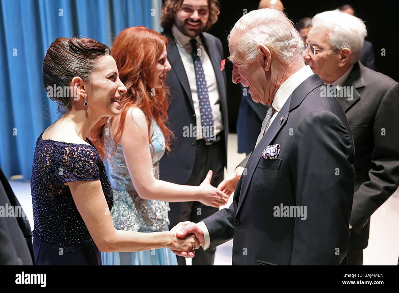 Roma, Italia. 10 aprile 2025. Re Carlo III incontra i membri dell'ensemble dell'Accademia Nazionale d'Arte drammatica Silvio d'amico durante una visita al mattatoio il terzo giorno della visita di Stato di re Carlo III e della regina Camilla nella Repubblica d'Italia il 9 aprile 2025 a Roma. Foto di Photo British Royal Family/ credito: UPI/Alamy Live News Foto Stock