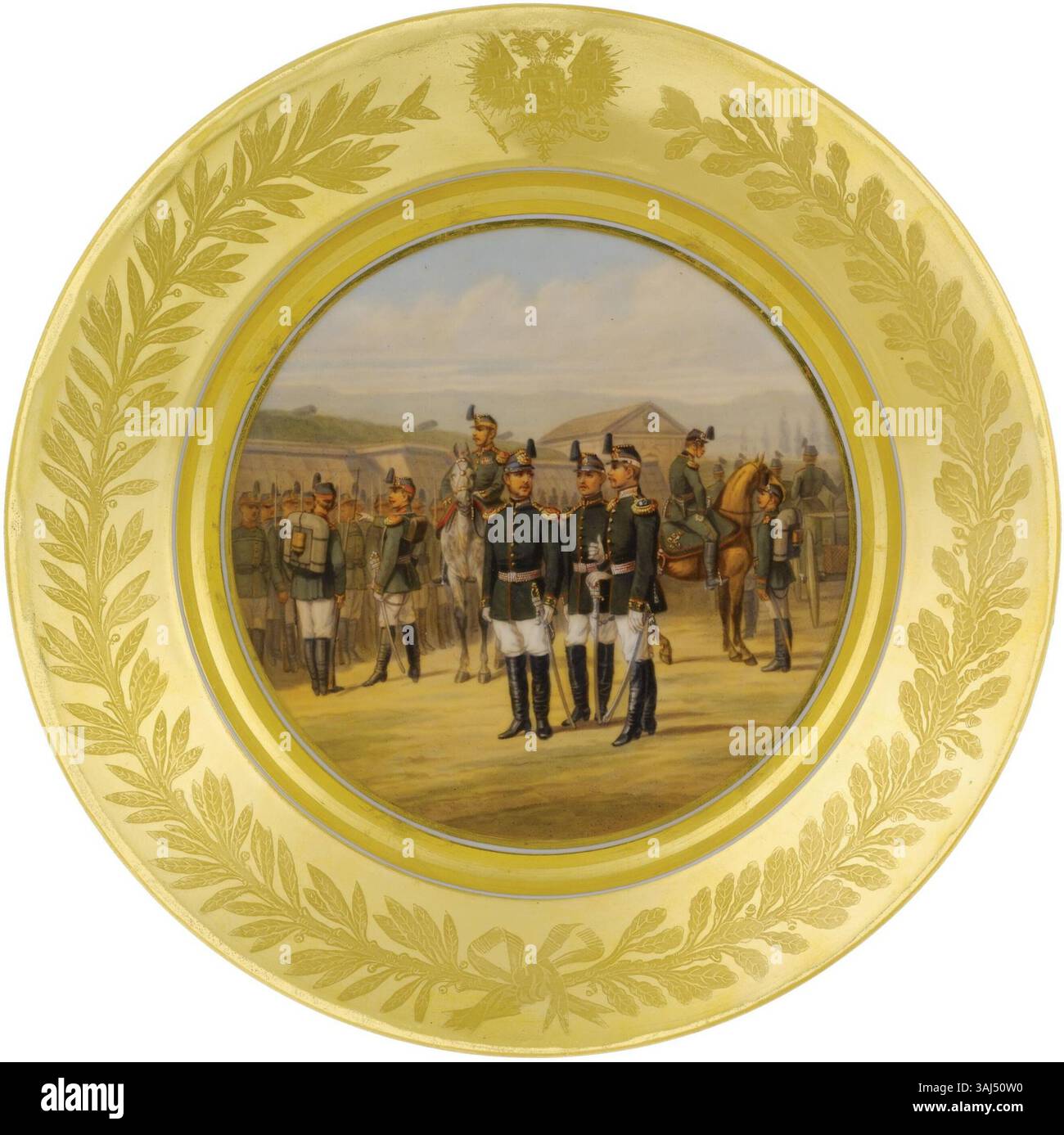 Questo piatto di porcellana della manifattura imperiale di porcellana, datato 1886, presenta la 25th Infantry Division, con un bordo d'oro adornato con un'aquila imperiale e una corona di foglie di alloro e quercia. Il rovescio reca un'iscrizione e la firma dell'artista F. Tarachkov, insieme al cifrario verde imperiale di Alessandro III Foto Stock