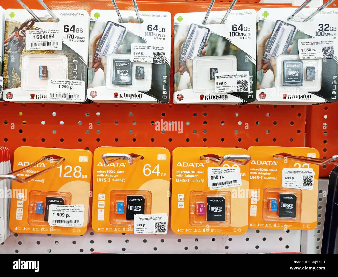 Schede di memoria assortite in esposizione: Schede microsd adata e kingston con varie capacità. Foto Stock
