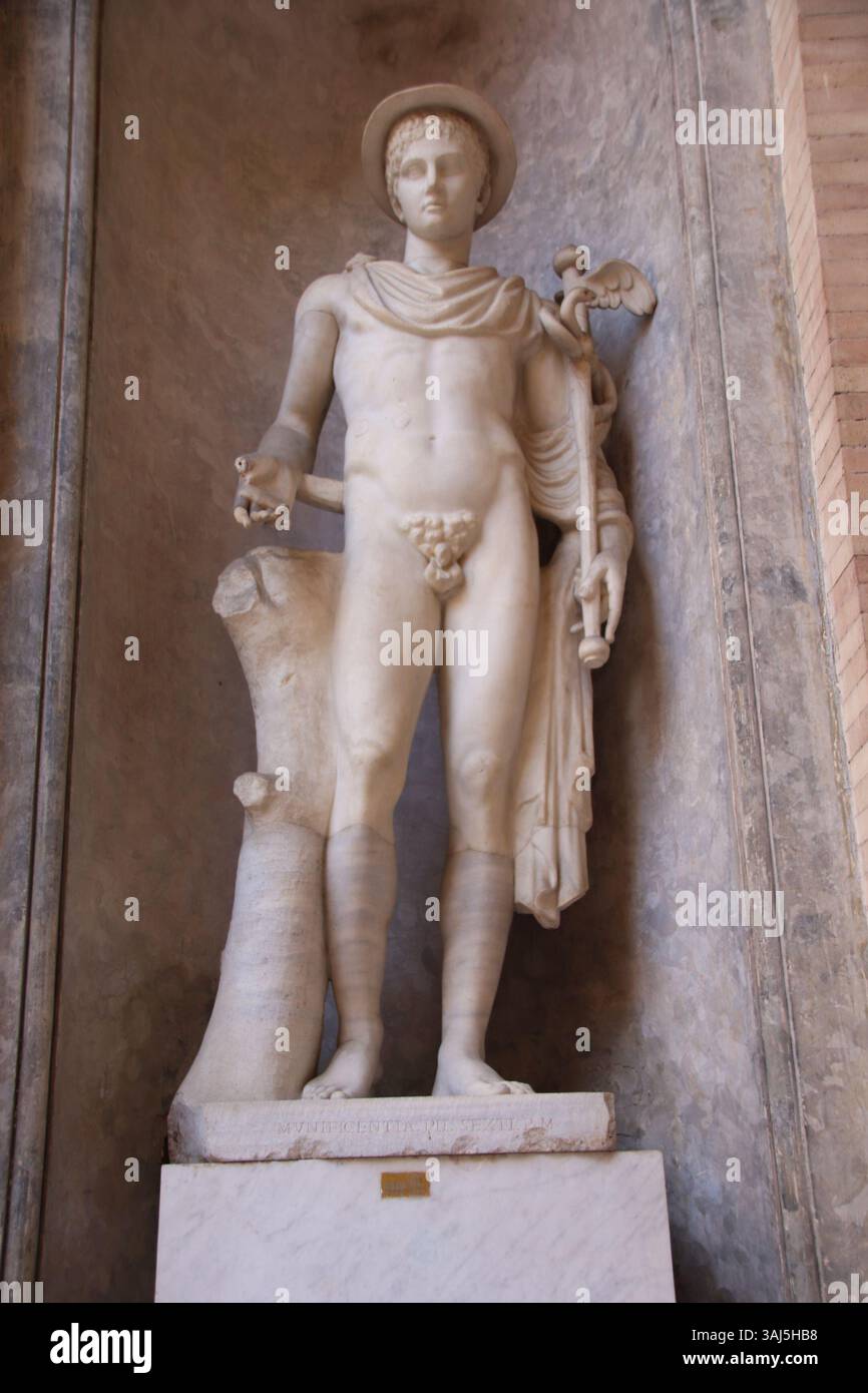 L'Hermes Ingenui è una statua romana in marmo risalente al II secolo a.C., una copia romana di un originale greco del V secolo a.C. Rappresenta il dio Hermes in una posa classica, evidenziando la riverenza romana per l'arte greca. Foto Stock