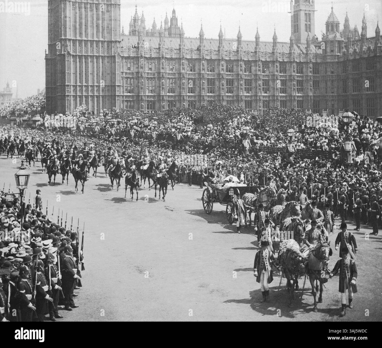 Una fotografia scattata il 22 giugno 1897 mostra la carrozza della regina Vittoria che passa davanti ai palazzi di Westminster durante le celebrazioni del suo Giubileo di Diamante, accompagnata dalla principessa Elena e dalla principessa di Galles. Foto Stock