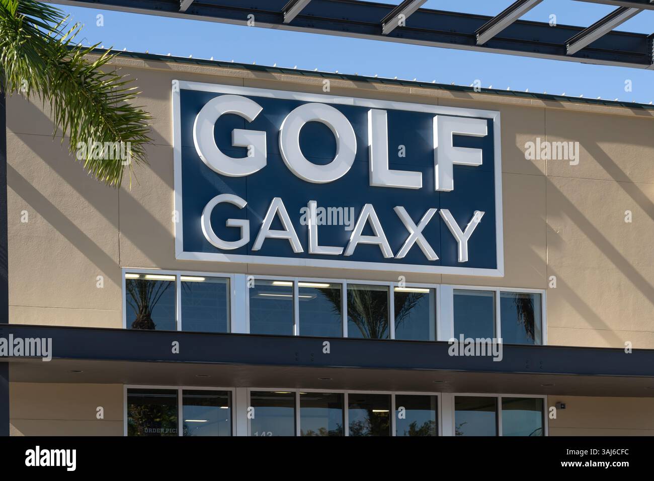 Primo piano dell'insegna del negozio Golf Galaxy sull'edificio. Sarasota, Florida, Stati Uniti Foto Stock