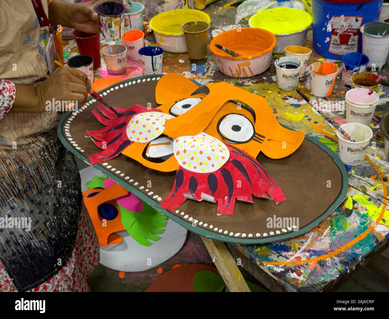 Studenti dell'Istituto Charukala (fine Arts), Dhaka University Preparing Folk Motifs for Pohela Boishakh Festival a Dhaka, Bangladesh Foto Stock
