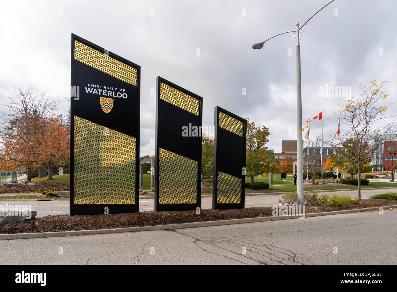L'insegna dell'Università di Waterloo è visibile nel campus principale di Waterloo, Ontario, Canada Foto Stock