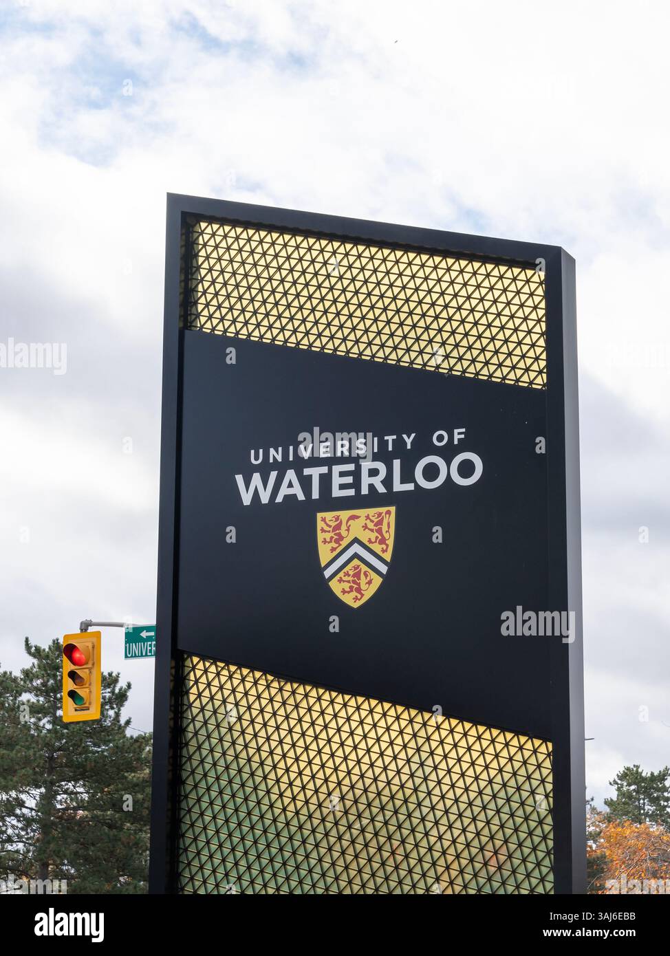 L'insegna dell'Università di Waterloo è visibile nel campus principale di Waterloo, Ontario, Canada Foto Stock