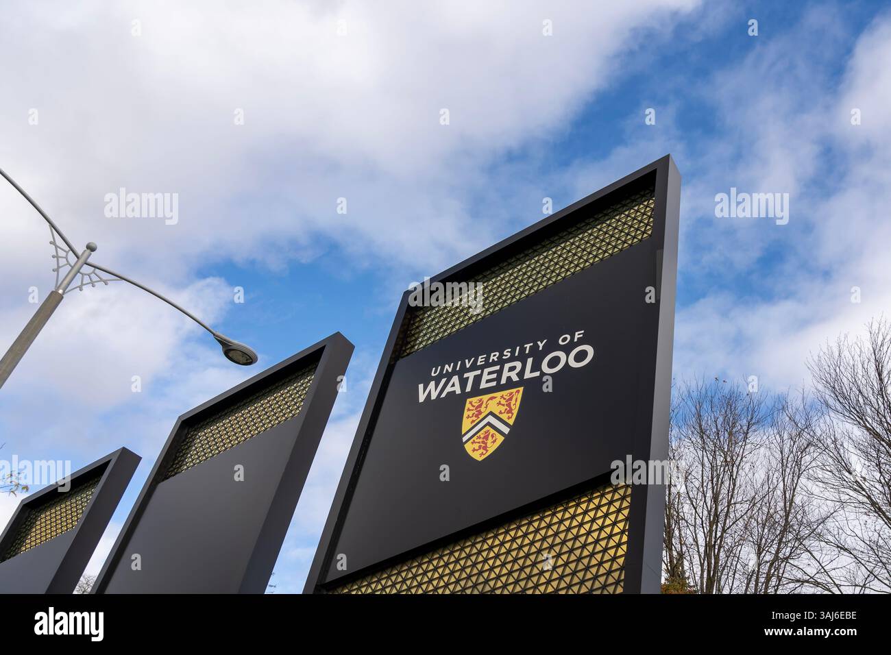 L'insegna dell'Università di Waterloo è visibile nel campus principale di Waterloo, Ontario, Canada Foto Stock