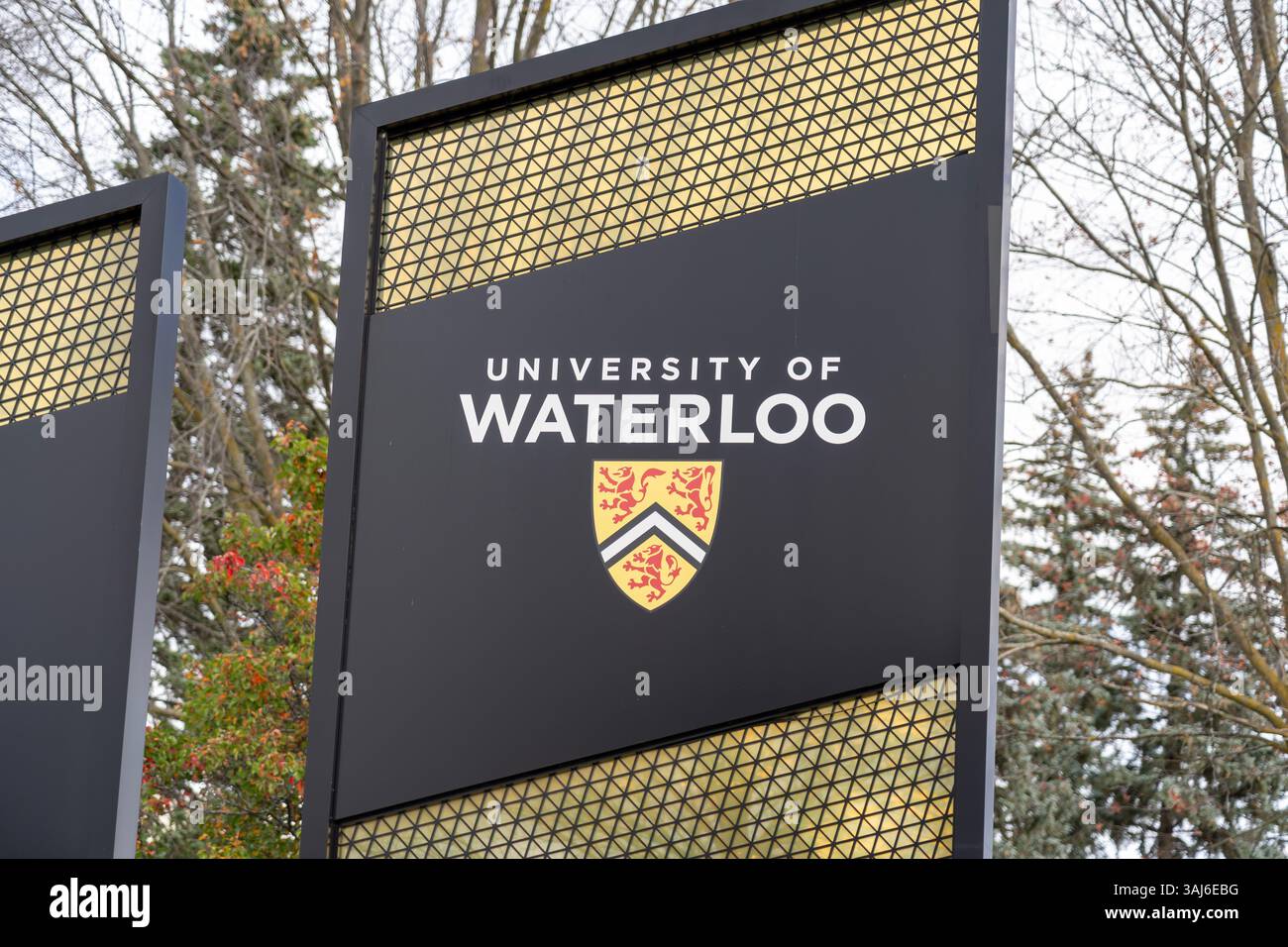 L'insegna dell'Università di Waterloo è visibile nel campus principale di Waterloo, Ontario, Canada Foto Stock
