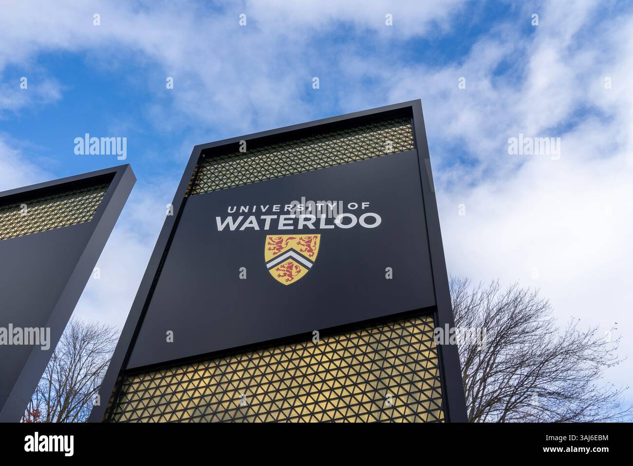 L'insegna dell'Università di Waterloo è visibile nel campus principale di Waterloo, Ontario, Canada Foto Stock