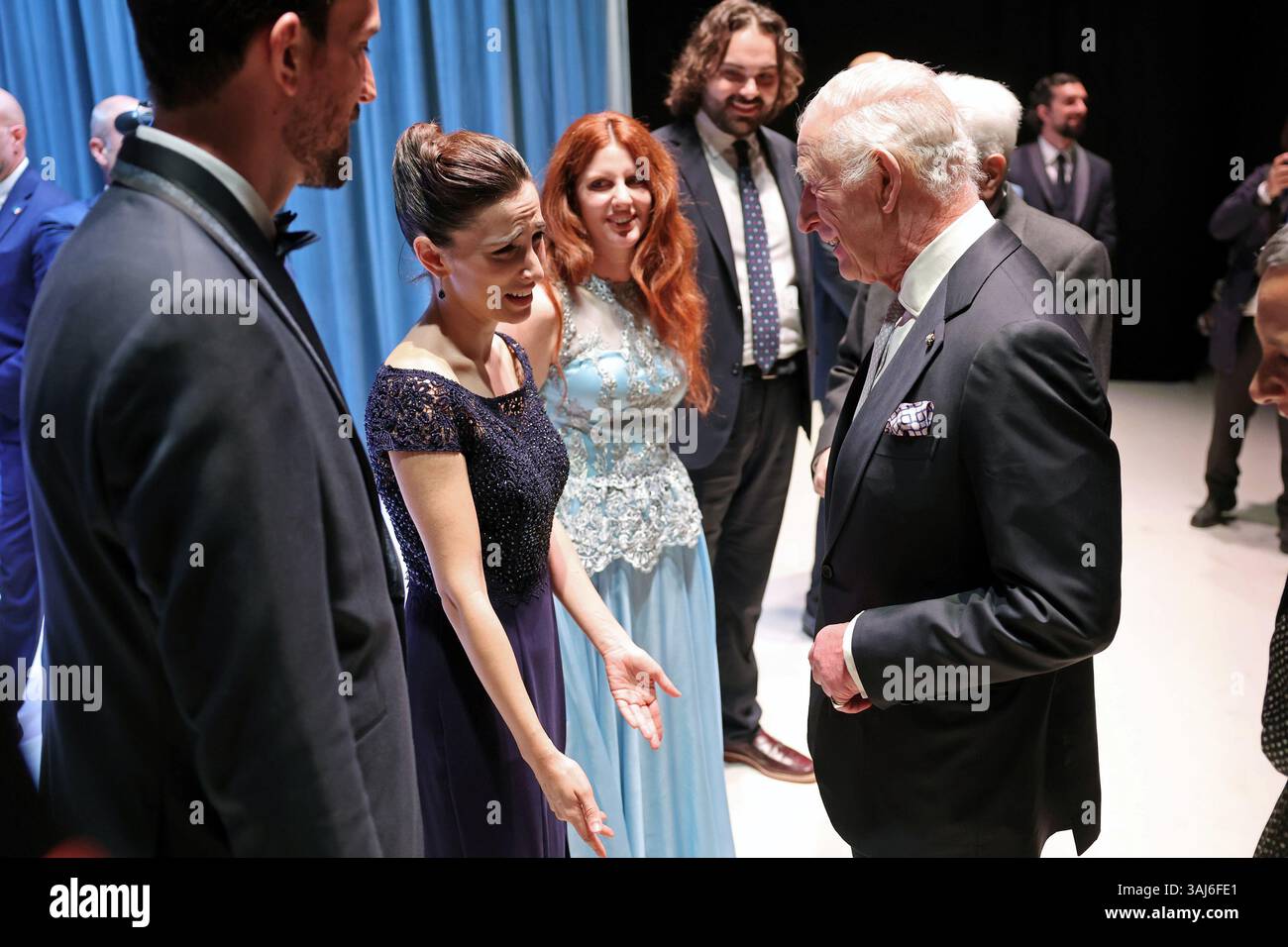 Roma, Italia. 10 aprile 2025. Re Carlo III incontra i membri dell'ensemble dell'Accademia Nazionale d'Arte drammatica Silvio d'amico durante una visita al mattatoio il terzo giorno della visita di Stato di re Carlo III e della regina Camilla alla Repubblica d'Italia a Roma, Italia il 9 aprile 2025. Foto di Photo British Royal Family/ credito: UPI/Alamy Live News Foto Stock