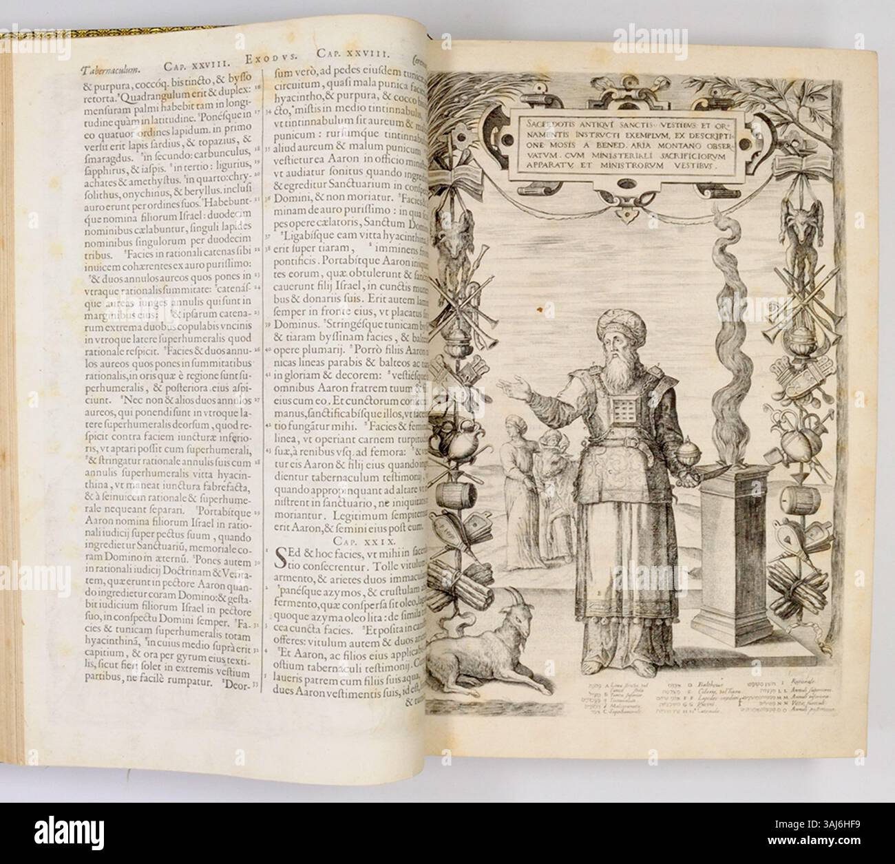 L'edizione del 1583 della Biblia Sacra, pubblicata da Christophe Plantin ad Anversa, contiene la prefazione teologica dei teologi di Lovanio e include il libro di Esodo, capitolo 28. Foto Stock