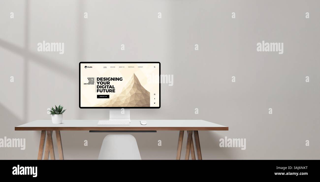Sito Web dedicato alla visualizzazione dei monitor da tavolo con l'intestazione "progettare il futuro digitale", scrivania pulita con spazio a parete aperto per testi o branding Foto Stock