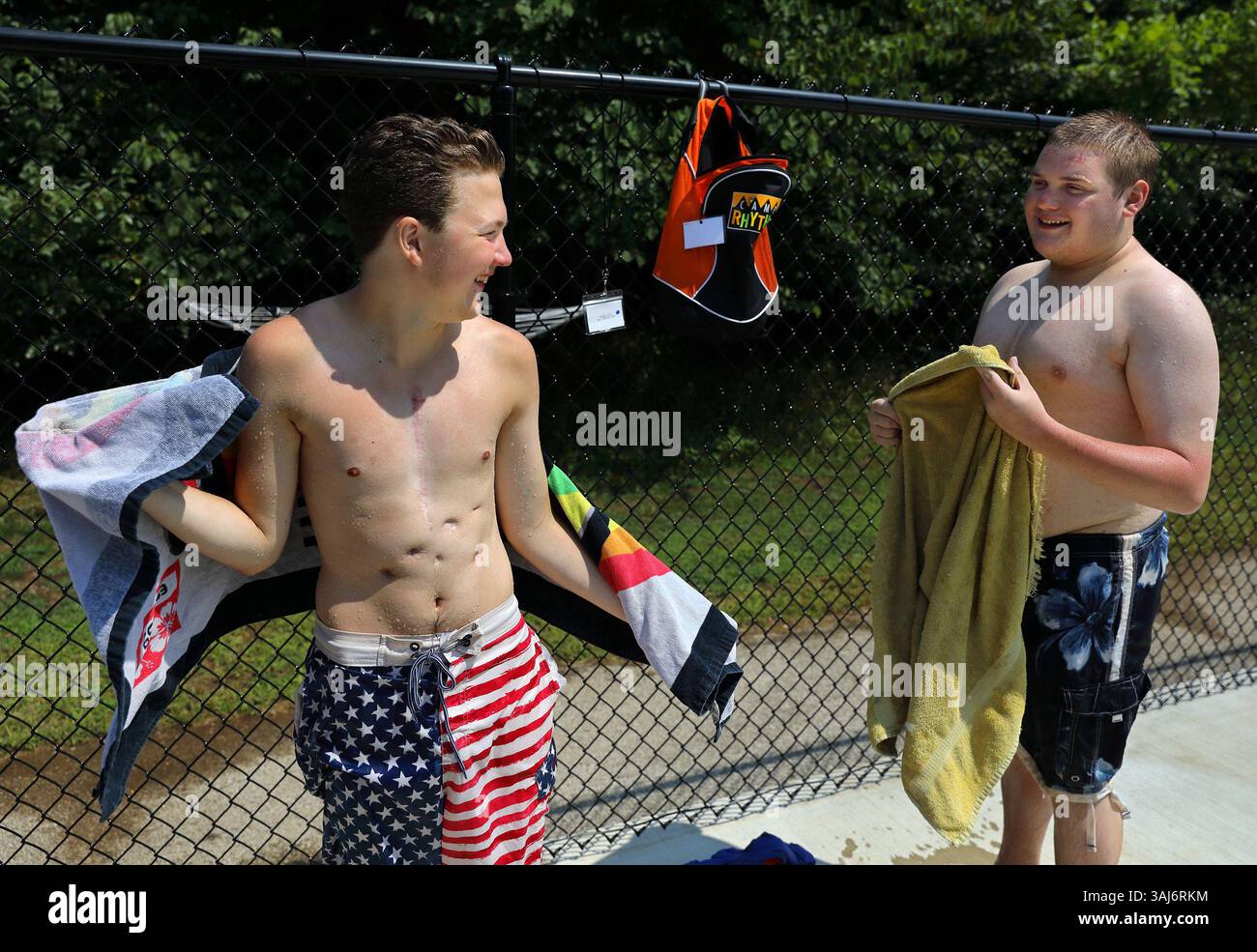 31 dicembre 2000 - Eureka, MO, USA - Quenton Bogner, sinistra, 15, ed Evan McIlvaine, 16, dopo essere uscito dalla piscina al Camp Rhythm di Eureka mercoledì 3 agosto 2017. Camp Rhythm è un campo estivo per bambini con problemi cardiaci. Il campo ha una squadra di infermiere che si assicura che i bambini ricevano i loro farmaci e un medico per curare chiunque abbia problemi inaspettati. Sei anni fa Bogner ha avuto un trapianto di cuore sei anni fa, le altre cicatrici nello stomaco sono di macchine che lo hanno aiutato a tenerlo in vita mentre aspettava il trapianto di cuore. (Immagine di credito: © David Carson/TNS via ZUMA Wire) Foto Stock