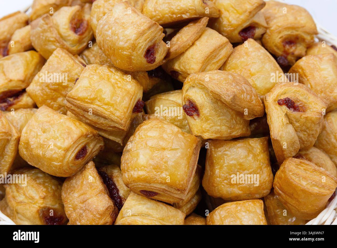 Deliziosi panini dorati con marmellata. Cibo Foto Stock