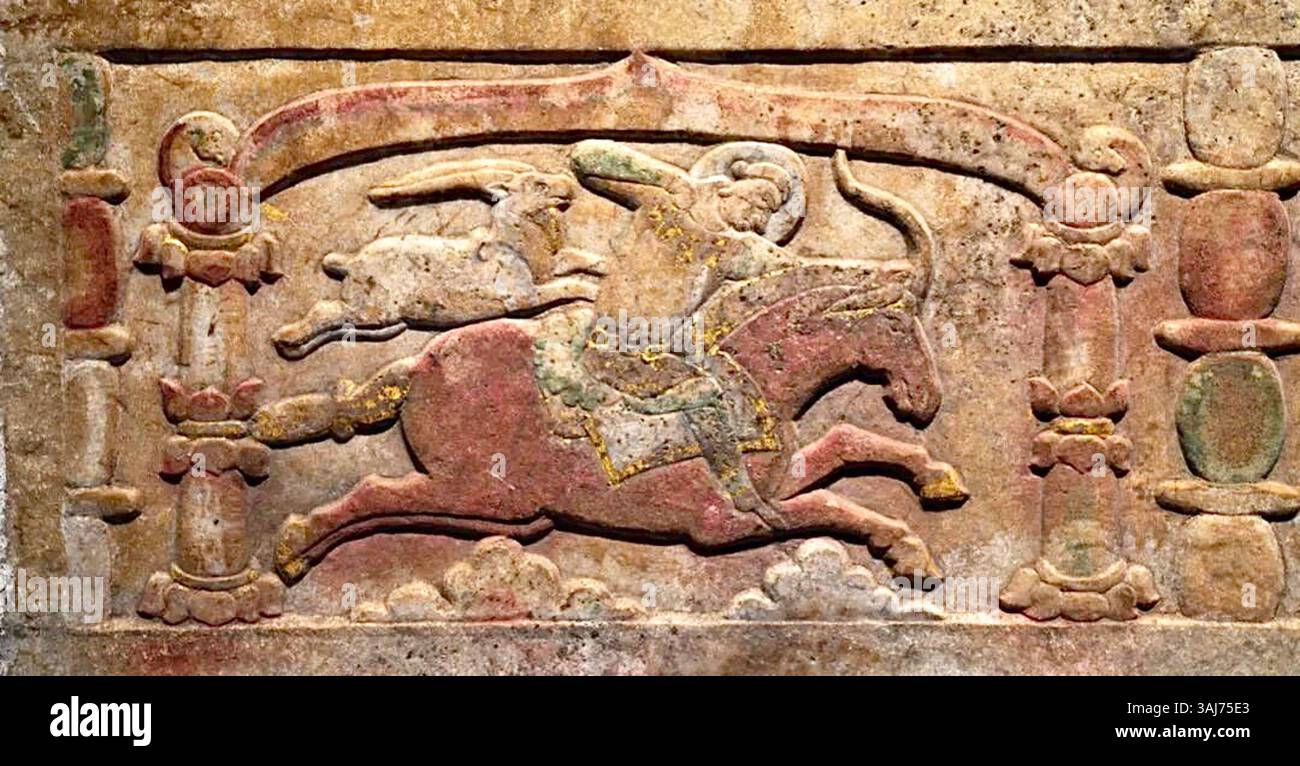 Questa immagine, parte di un blocco di bara di pietra dalla tomba di Zhou settentrionale (592 d.C.), raffigura un arciere turco che caccia una capra, mostrando il ruolo del popolo turco nella guerra storica e nelle tradizioni di caccia. Foto Stock