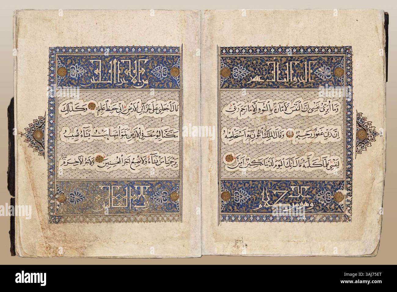Questo manoscritto miniato del XIV secolo raffigura una doppia pagina diffusa dal XIII juz del Corano Ilkhanide, creato nel 1338 da Abdallah ibn Ahmad. L'opera presenta un'intricata calligrafia e un'illuminazione decorativa, che mostra tecniche artistiche persiane. Foto Stock