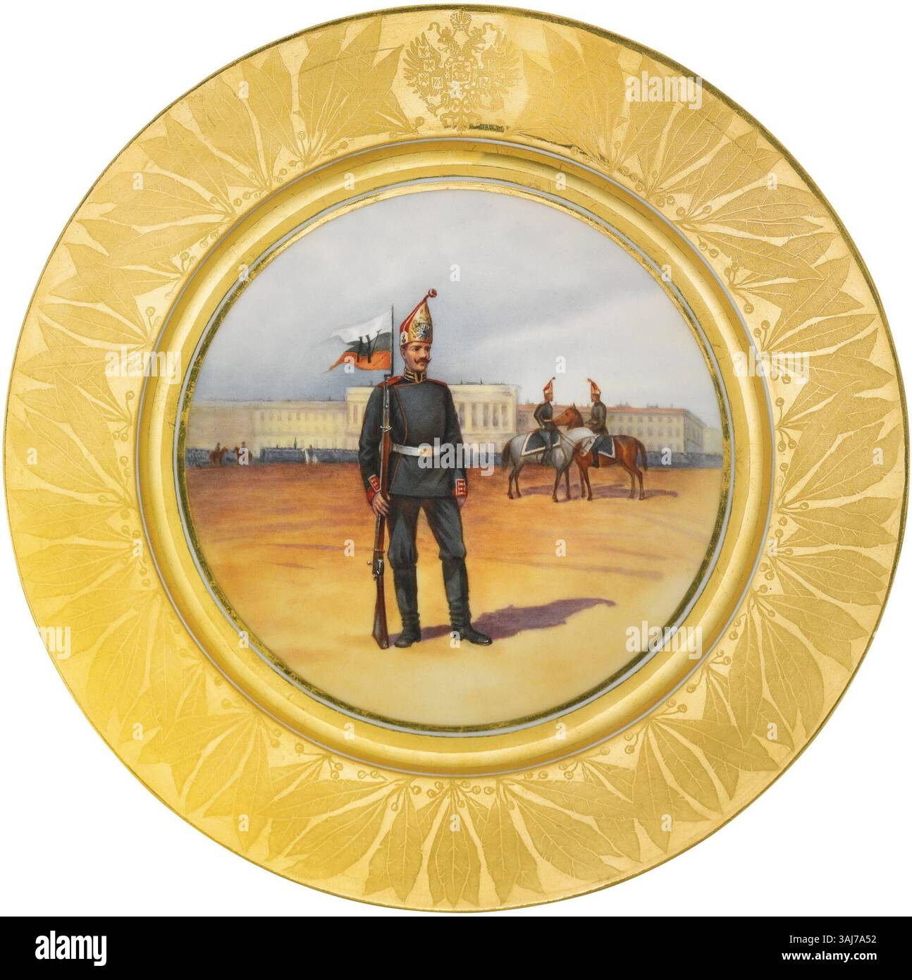 Un piatto di porcellana della manifattura imperiale di porcellana di San Pietroburgo, con un membro del Reggimento guardie a vita di Pavlovsk con due ufficiali a cavallo. Dipinto da V.V. Mazurovskii e firmato da N. Kirsanov nel 1908. Diametro 24,5 cm. Il piatto è delimitato da bracci imperiali e foglie di alloro. Foto Stock