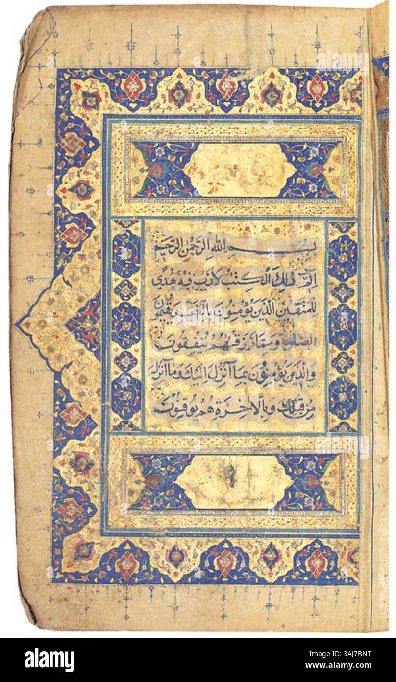 Questo manoscritto del Corano safavide del 1555-1556 è un bell'esempio di calligrafia persiana, con scrittura naskh nera con marcatori di versi d'oro. Il manoscritto include un'illuminazione decorata a due pagine e bordi arabeschi floreali, che mostrano l'artigianato dell'epoca safavide. Foto Stock
