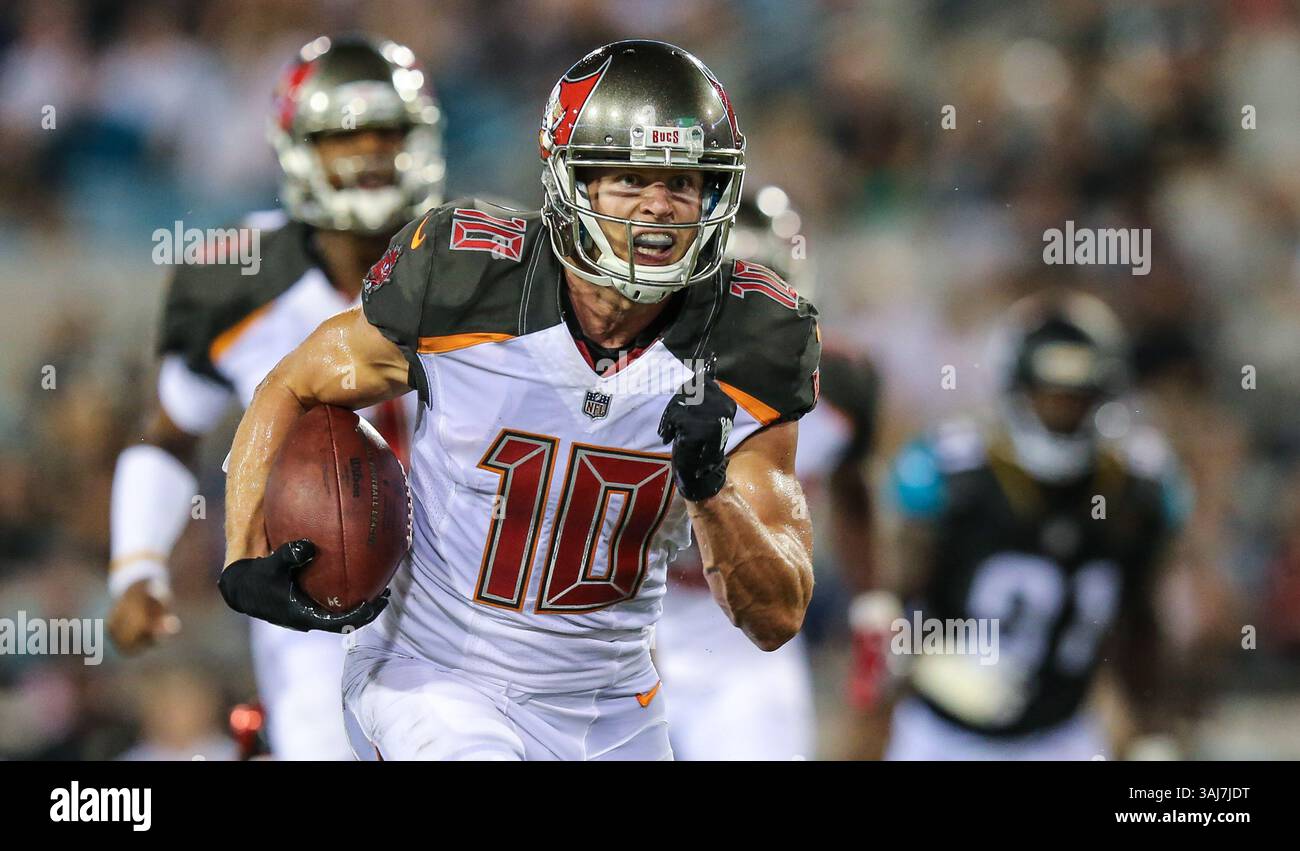 17 agosto 2017: Il wide receiver dei Tampa Bay Buccaneers Adam Humphries (10) corre la palla dopo una presa durante una gara di pre-stagione contro i Jacksonville Jaguars a Jacksonville, Florida. Gary McCullough/CSMM (immagine di credito: &Copy; Gary McCullough/CSM tramite cavo ZUMA) Foto Stock