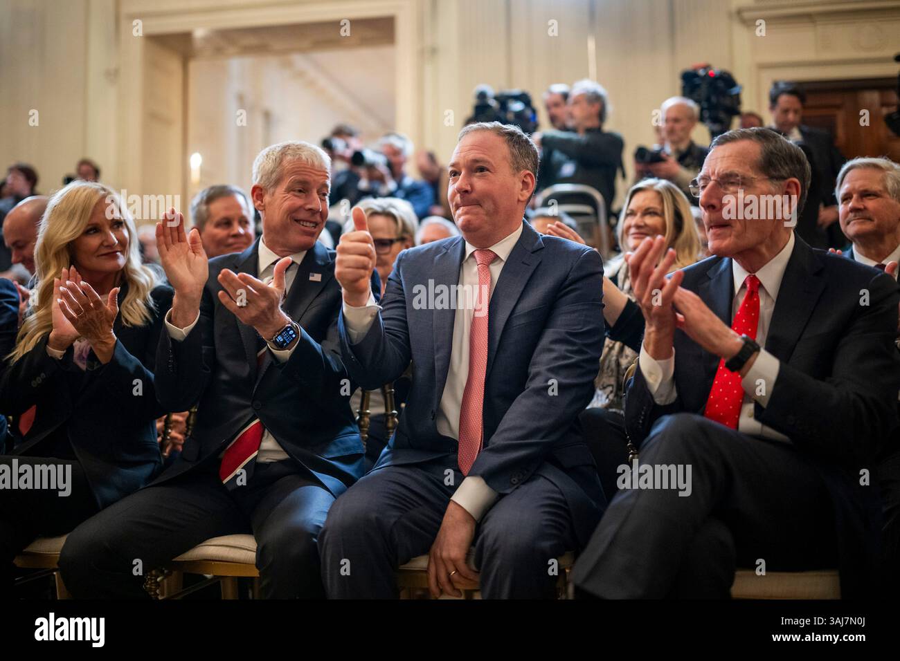 Washington, Stati Uniti. 8 aprile 2025. U. L'amministratore dell'Agenzia per la protezione ambientale Lee Zeldin, centro, dà un'occhiata durante un evento che promuove l'industria del carbone presso l'East Room della Casa Bianca, 8 aprile 2025 a Washington, D.C. Credit: Daniel Torok/White House Photo/Alamy Live News Foto Stock