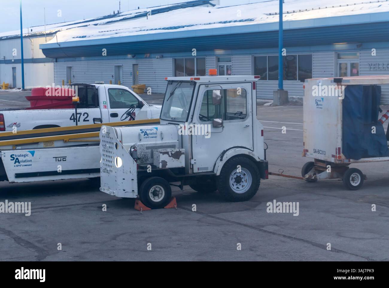 Un trattore per bagagli all'aeroporto di Yellowknife, nei territori del Nord-Ovest, Canada Foto Stock