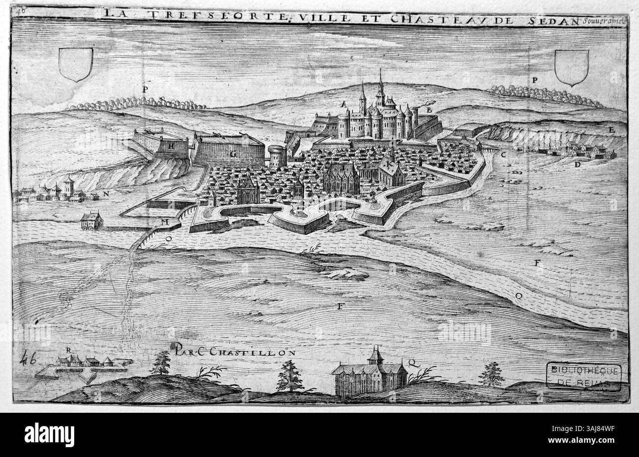 Questa ristampa dell'incisione di Claude Chastillon (1559-1616) raffigura la città di Sedan, illustrandone la struttura architettonica e il significato storico. Le incisioni di Chastillon furono fondamentali per documentare le città e le strutture della Francia rinascimentale. Foto Stock