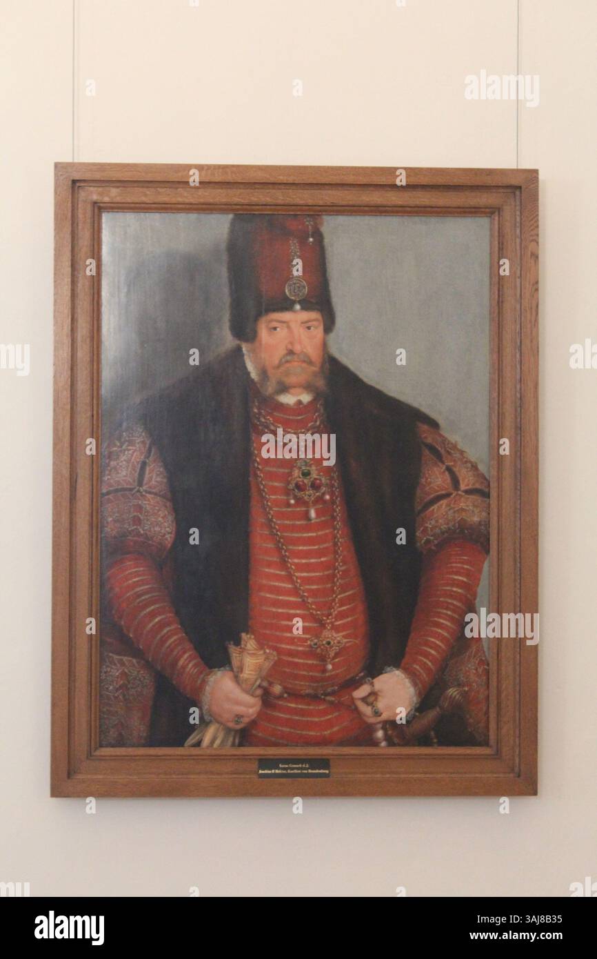 Ritratto dell'elettore Gioacchino II di Brandeburgo, dipinto da Lucas Cranach il giovane intorno al 1570. Il ritratto mostra Gioacchino in una ricca veste di pelliccia e un cappello decorato in zibellino, con in mano un rosario, che simboleggia la sua fede luterana nonostante il suo uso di simboli cattolici. Foto Stock