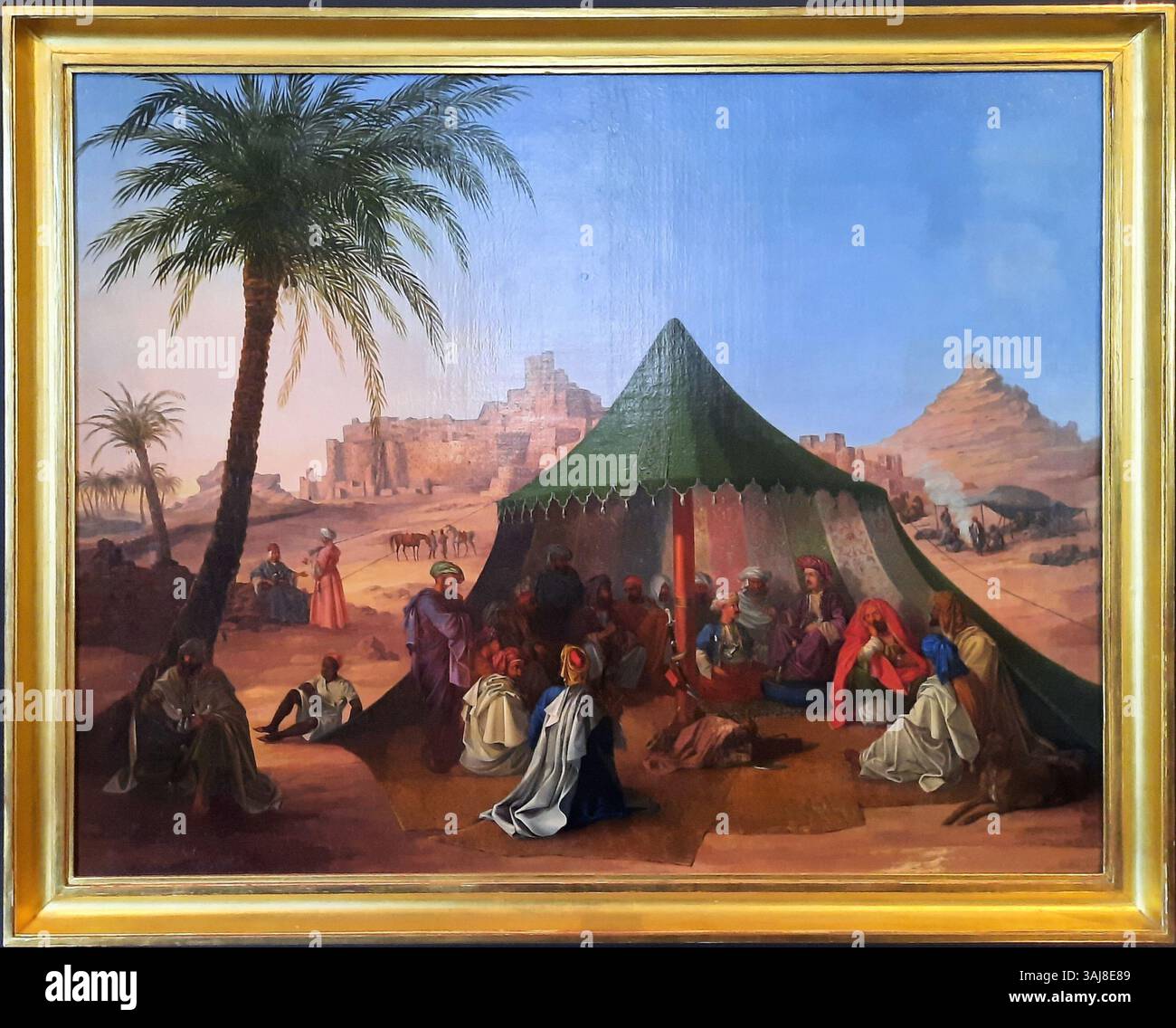 Il generale Minutolli, raffigurato in un dipinto del 1820 di Louis Faure, è raffigurato seduto in una tenda nell'oasi di Siwah. Il dipinto ad olio, creato intorno al 1823, illustra Minutolli in una veste rosso scuro. Ha un significato storico, precedentemente parte di una collezione presso Schloss Friedersdorf/Queis prima di essere venduta al mercato d'arte di Monaco nel 1987. Foto Stock