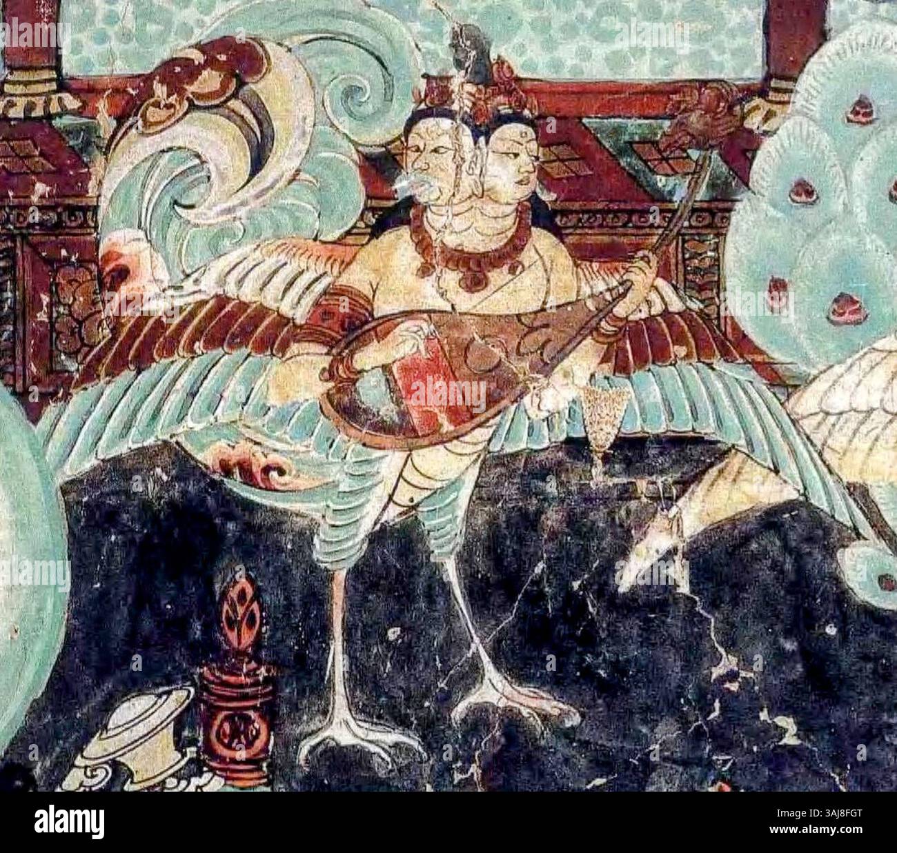 Questo dipinto della dinastia Tang raffigura Jivajivaka, un uccello mitologico nella tradizione buddista, che suona un pipa o un Konghou con testa di Fenice. La scena proviene dalla parete sud della Grotta 25 nelle Grotte di Yulin, datata intorno al 800 d.C., e riflette la mitologia buddista e l'arte cinese del periodo. Foto Stock