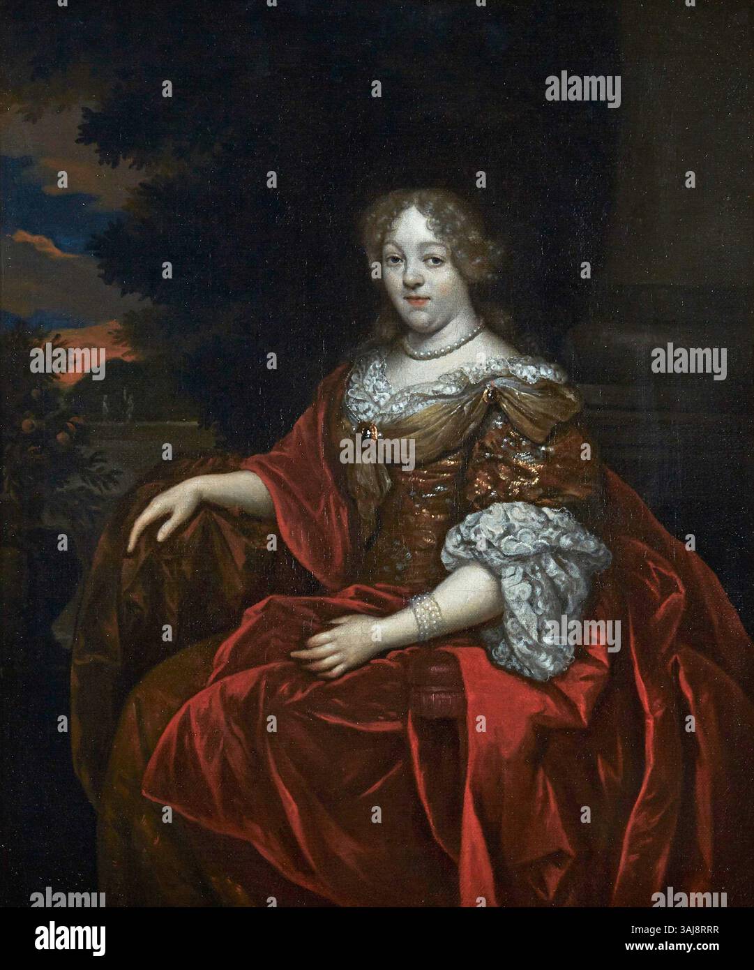 Ritratto di una donna sconosciuta dipinto da Reynier de la Haye tra il 1675 e il 1699. È raffigurata in un abito d'oro con un drappo rosso, sullo sfondo di un giardino al crepuscolo, che mostra moda barocca e ritratti storici. Foto Stock