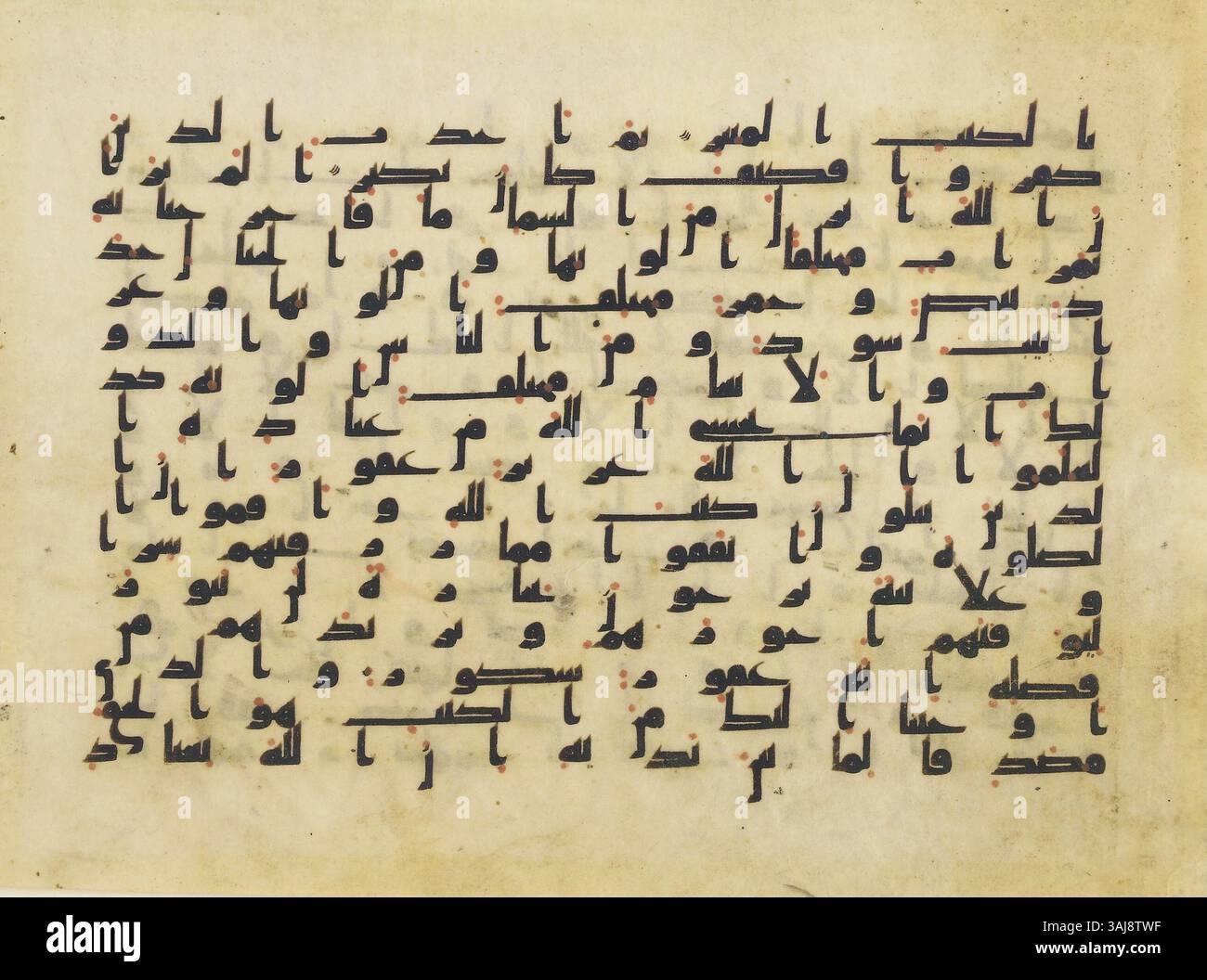 Questo foglio del Corano dell'VIII-IX secolo, scritto in caratteri cufici neri e illuminato con marcatori rossi in versi, riflette la prima calligrafia islamica e l'arte dell'illuminazione dei manoscritti coranici. Foto Stock