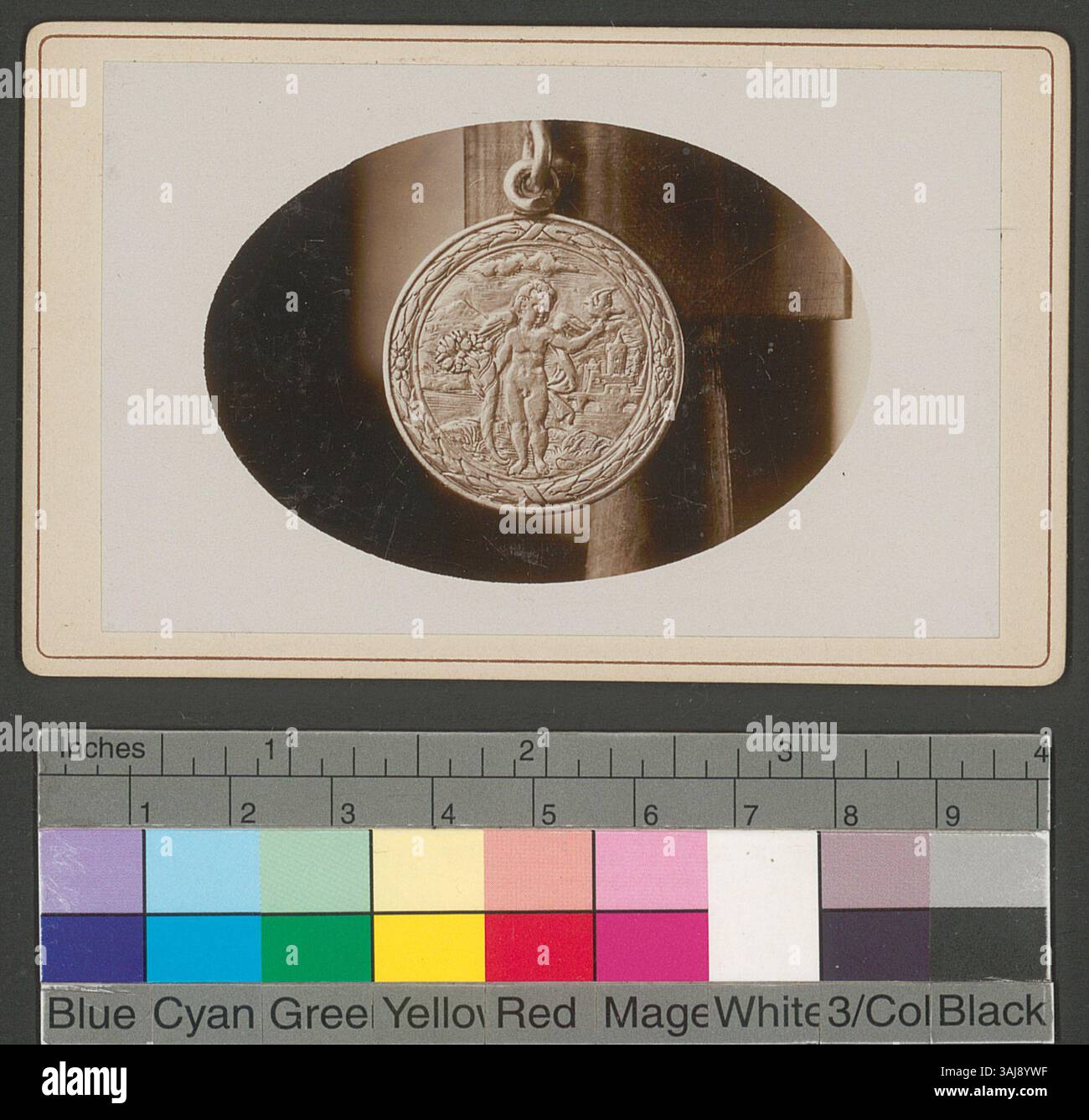 Questa immagine del 1898 mostra una medaglia con Abraham Gessner di Zurigo. La medaglia incisa raffigura Eros, con lo stemma Gessner sul retro, che riflette l'artigianato del tempo. Foto Stock