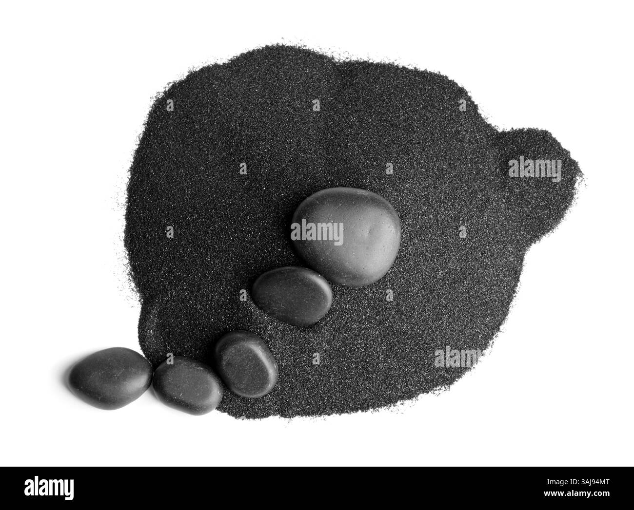Un mucchio di sabbia nera da spiaggia con ciottoli su sfondo bianco Foto Stock