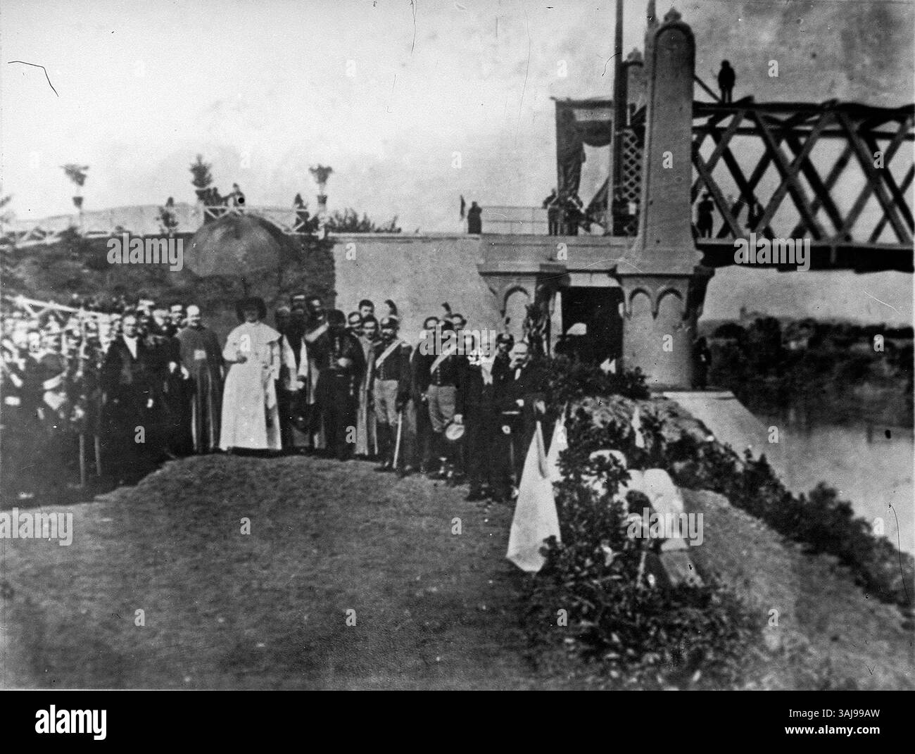 Questa rappresentazione del 1863 di Gioacchino Altobelli illustra l'inaugurazione del ponte ferroviario di San Paolo a Roma, un momento chiave nello sviluppo delle infrastrutture della città ottocentesca. Foto Stock