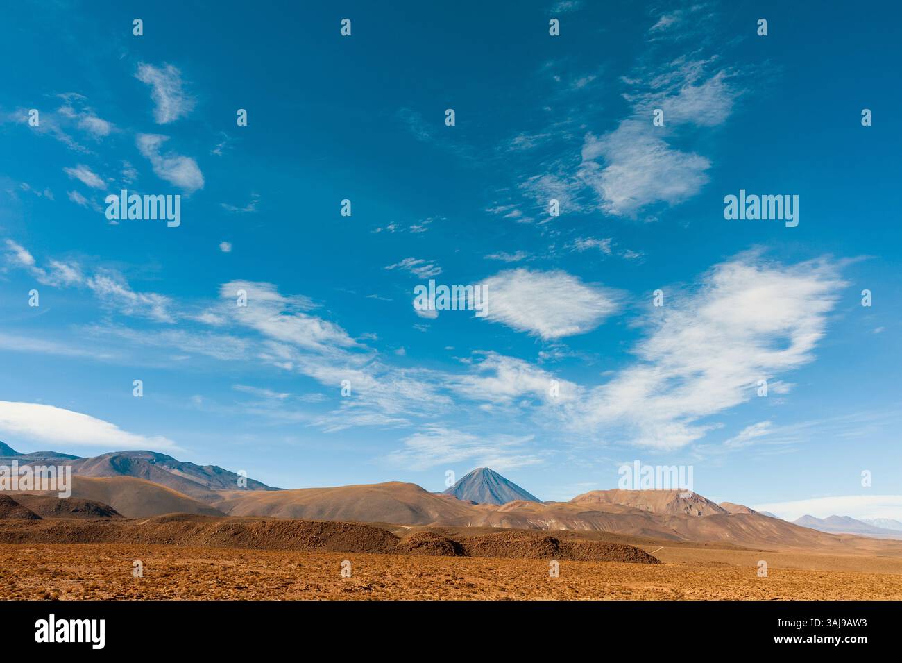 Il vulcano Licancabur sorge tra le vette delle Ande, Cile, regione di Antofagasta, deserto di Atacama, San Pedro De Atacama Foto Stock