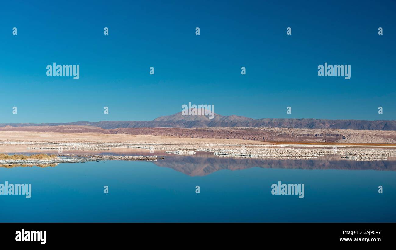 Lago Salty Tebenquiche e vette di montagna lontane, Cile, regione di Antofagasta, deserto di Atacama, San Pedro De Atacama Foto Stock