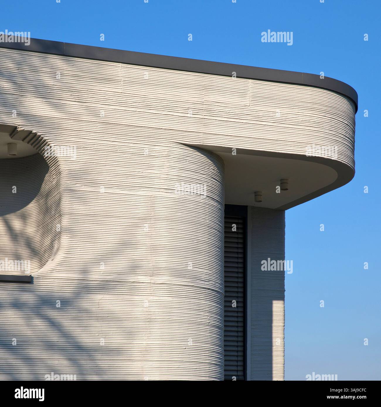 Casa indipendente dalla stampante 3D con le tipiche scanalature e angoli arrotondati, produzione additiva, Germania, Renania settentrionale-Vestfalia, Beckum Foto Stock