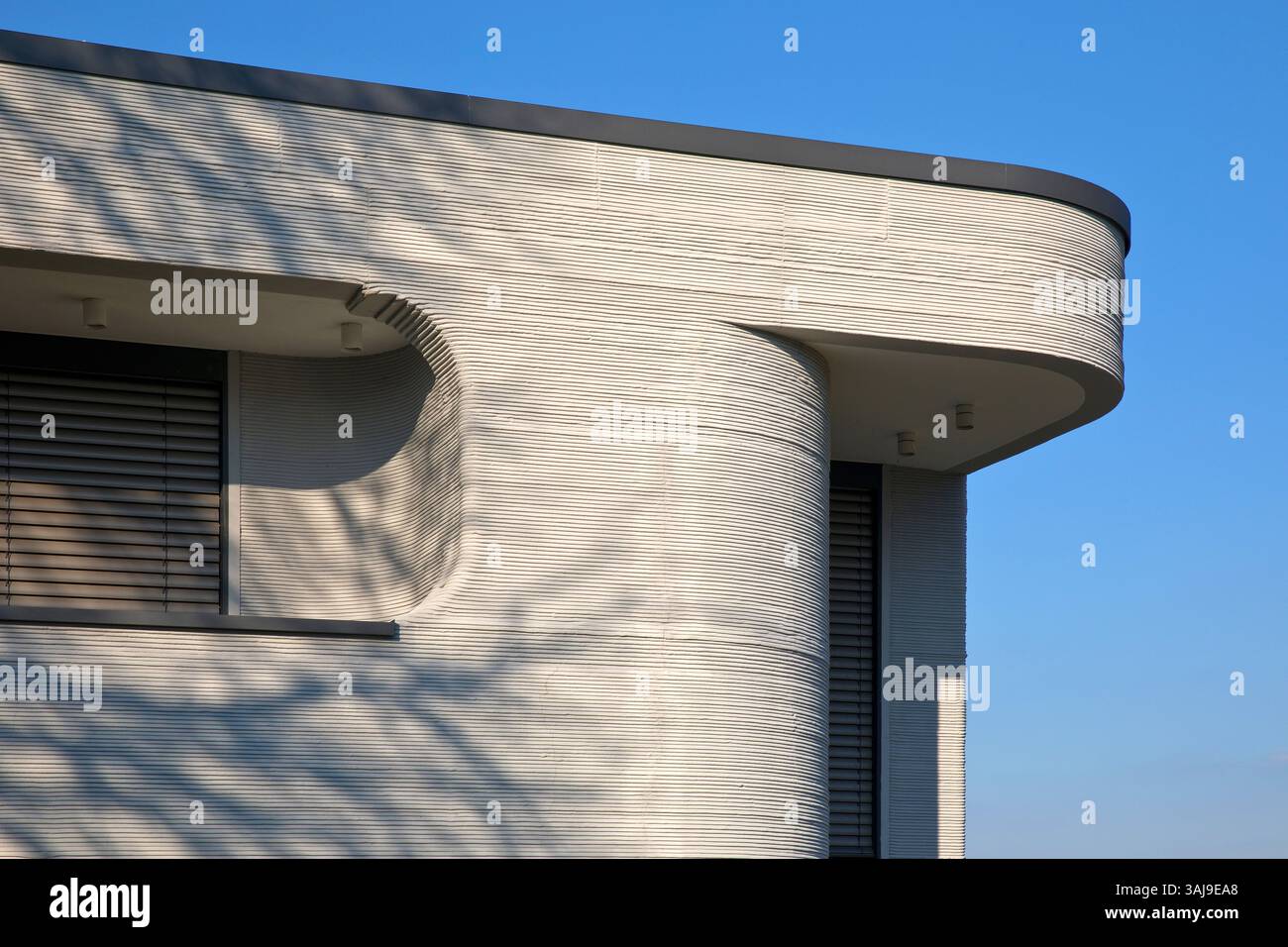 Casa indipendente dalla stampante 3D con le tipiche scanalature e angoli arrotondati, produzione additiva, Germania, Renania settentrionale-Vestfalia, Beckum Foto Stock