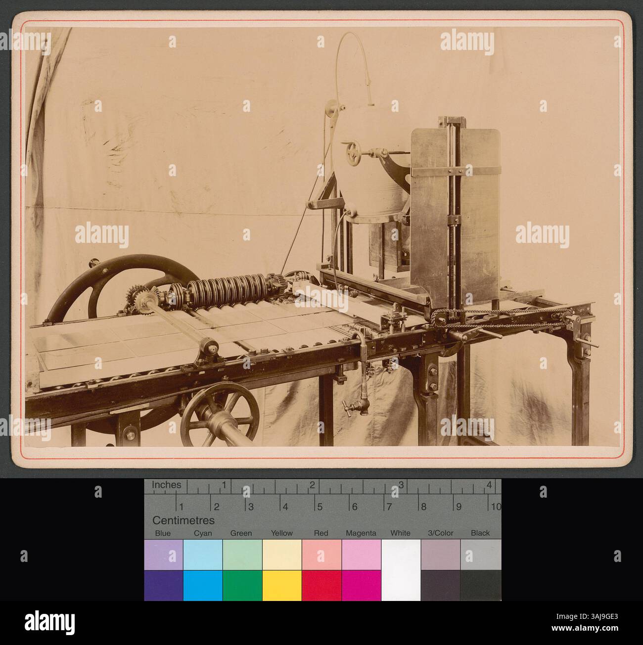 Una fotografia del 1891 di una macchina con lastre di vetro in una posizione sconosciuta. Questa immagine offre uno sguardo sulle prime tecnologie industriali e fotografiche. Foto Stock