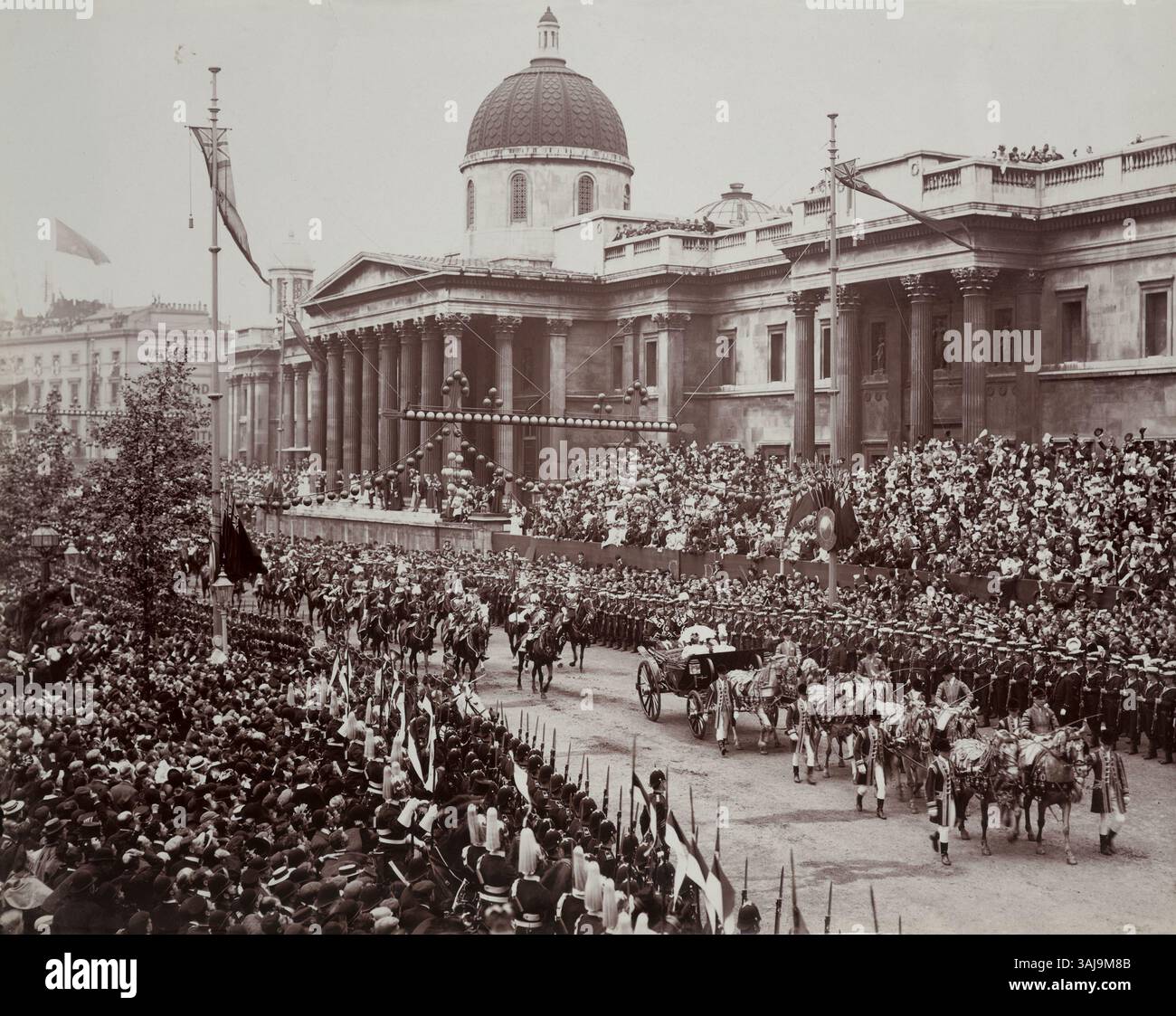 Durante il Giubileo di Diamante della Regina Vittoria il 22 giugno 1897, viaggia su una carrozza trainata da cavalli passando davanti alla National Gallery di Trafalgar Square. La processione, che segna il suo 60° anno sul trono, attrae grandi folle di persone lungo il percorso. Foto Stock