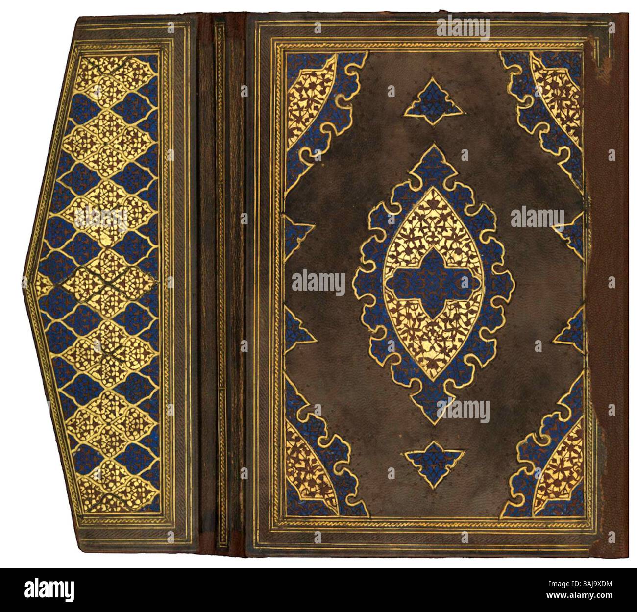 Questo manoscritto persiano del 1478 rilegato dal Divan di Hidayat illustra una dublura posteriore dettagliata, che mostra un lavoro di progettazione intricato. L'artigianato mette in evidenza l'abilità degli artigiani persiani nell'arte della decorazione dei manoscritti. Foto Stock