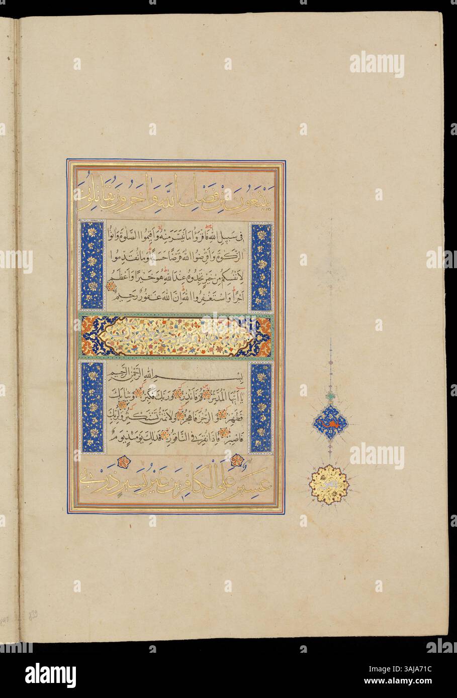 Questa pagina del manoscritto del Corano di Ruzbihan illustra l'intestazione del capitolo 74, al-Muddaththir (The One Wrapped Up). La pagina fa parte di un codice illuminato del XVI secolo, che mostra elaborata calligrafia persiana e vibranti elementi decorativi, creati intorno al 1550. Foto Stock