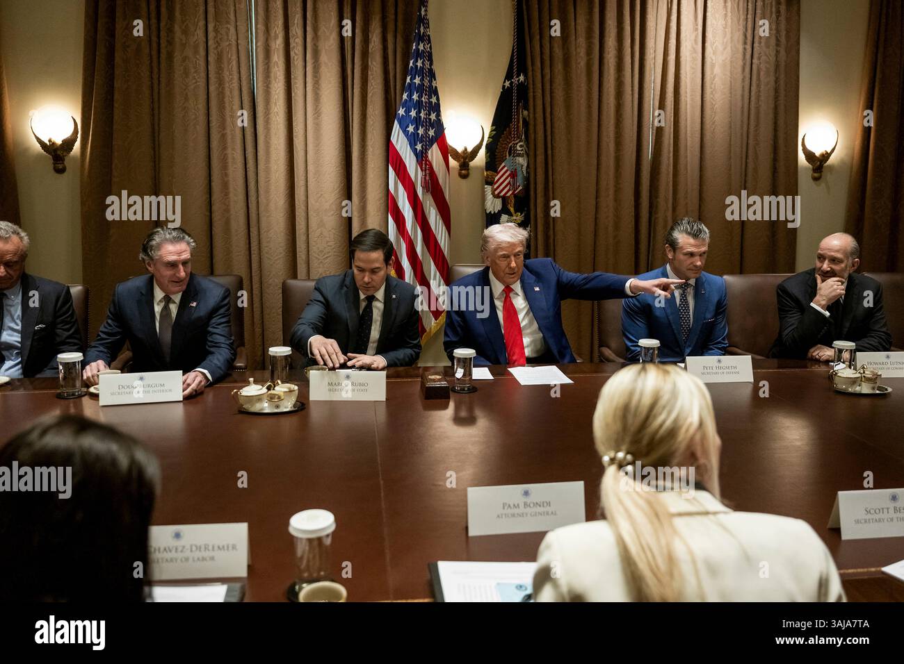 Washington, Stati Uniti. 10 aprile 2025. U. Il presidente Donald Trump, al centro, parla durante una riunione di gabinetto presso la Cabinet Room della Casa Bianca, 10 aprile 2025 a Washington, DC. L'incontro arriva il giorno dopo che Trump ha messo in pausa le sue tariffe globali reciproche. Credito: Molly Roberts/foto della Casa Bianca/Alamy Live News Foto Stock