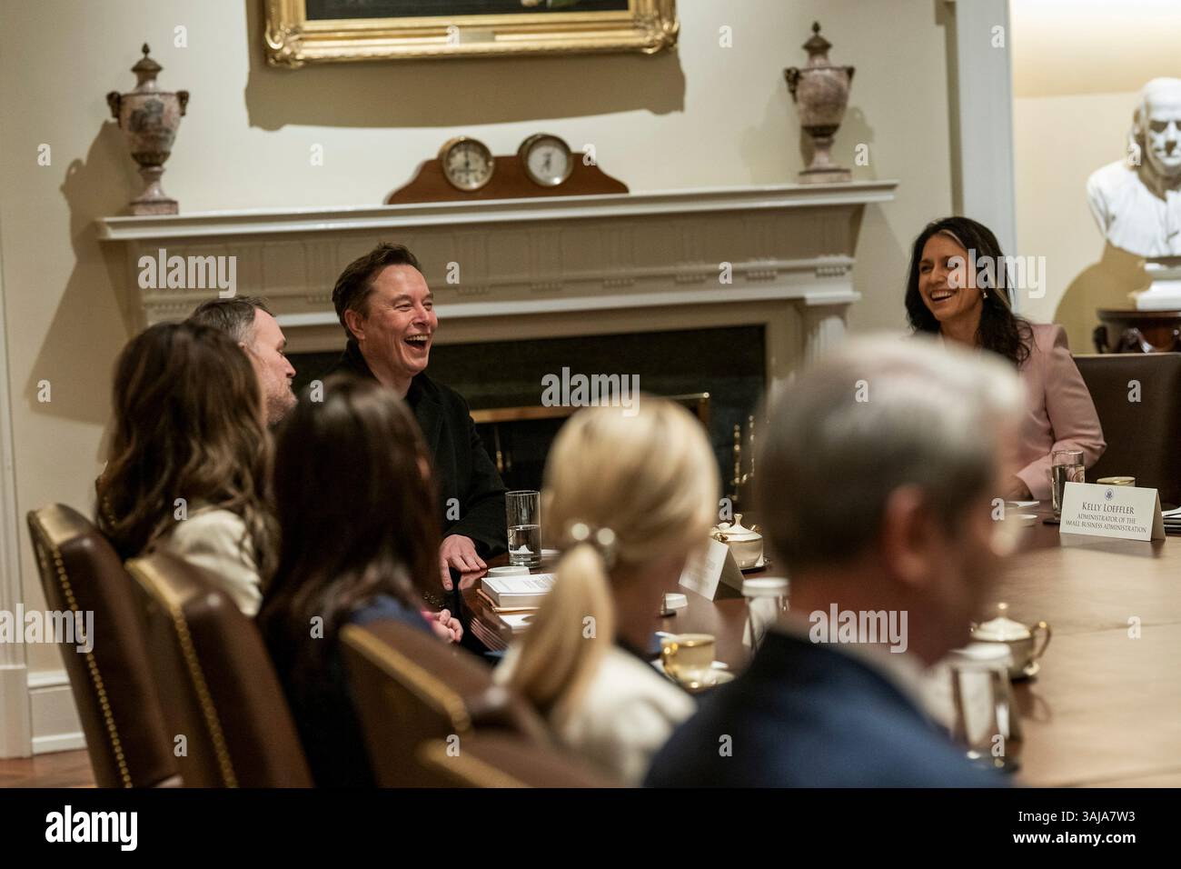 Washington, Stati Uniti. 10 aprile 2025. Il direttore del Dipartimento di efficienza del governo Elon Musk, centro, condivide una risata con il direttore dell'Intelligence Nazionale Tulsi Gabbard, giusto, durante una riunione di gabinetto presso la sala del Gabinetto della Casa Bianca, 10 aprile 2025 a Washington, DC l'incontro arriva un giorno dopo che Trump ha messo in pausa le sue tariffe globali reciproche. Credito: Molly Roberts/foto della Casa Bianca/Alamy Live News Foto Stock