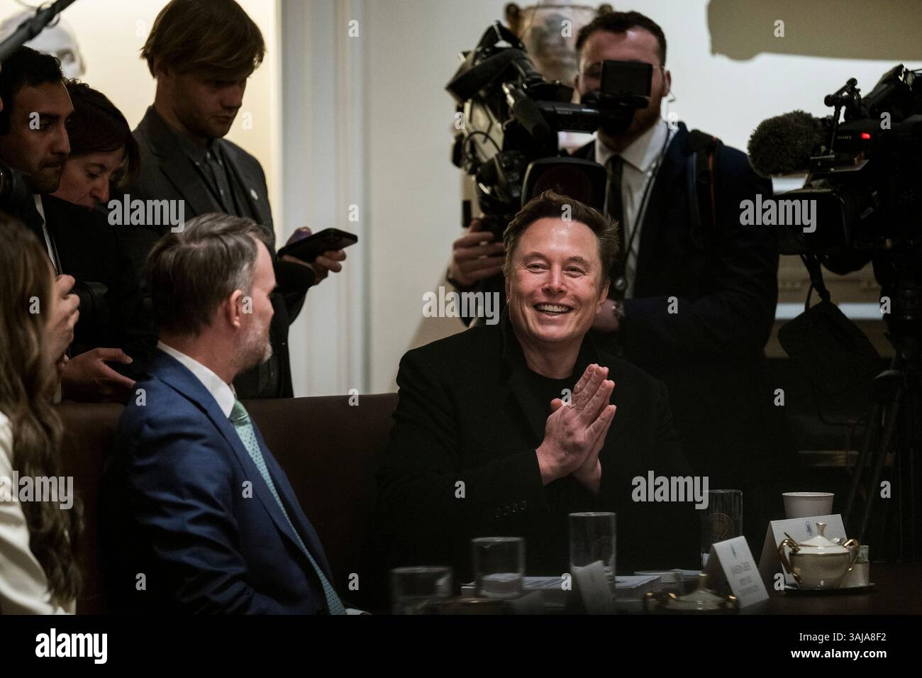 Washington, Stati Uniti. 10 aprile 2025. Il direttore del Dipartimento di efficienza del governo Elon Musk, a destra, reagisce durante una riunione di gabinetto presieduta da U. Il presidente Donald Trump, alla sala del Gabinetto della Casa Bianca, 10 aprile 2025 a Washington, DC, l'incontro arriva il giorno dopo che Trump ha messo in pausa le sue tariffe globali reciproche. Credito: Molly Roberts/foto della Casa Bianca/Alamy Live News Foto Stock