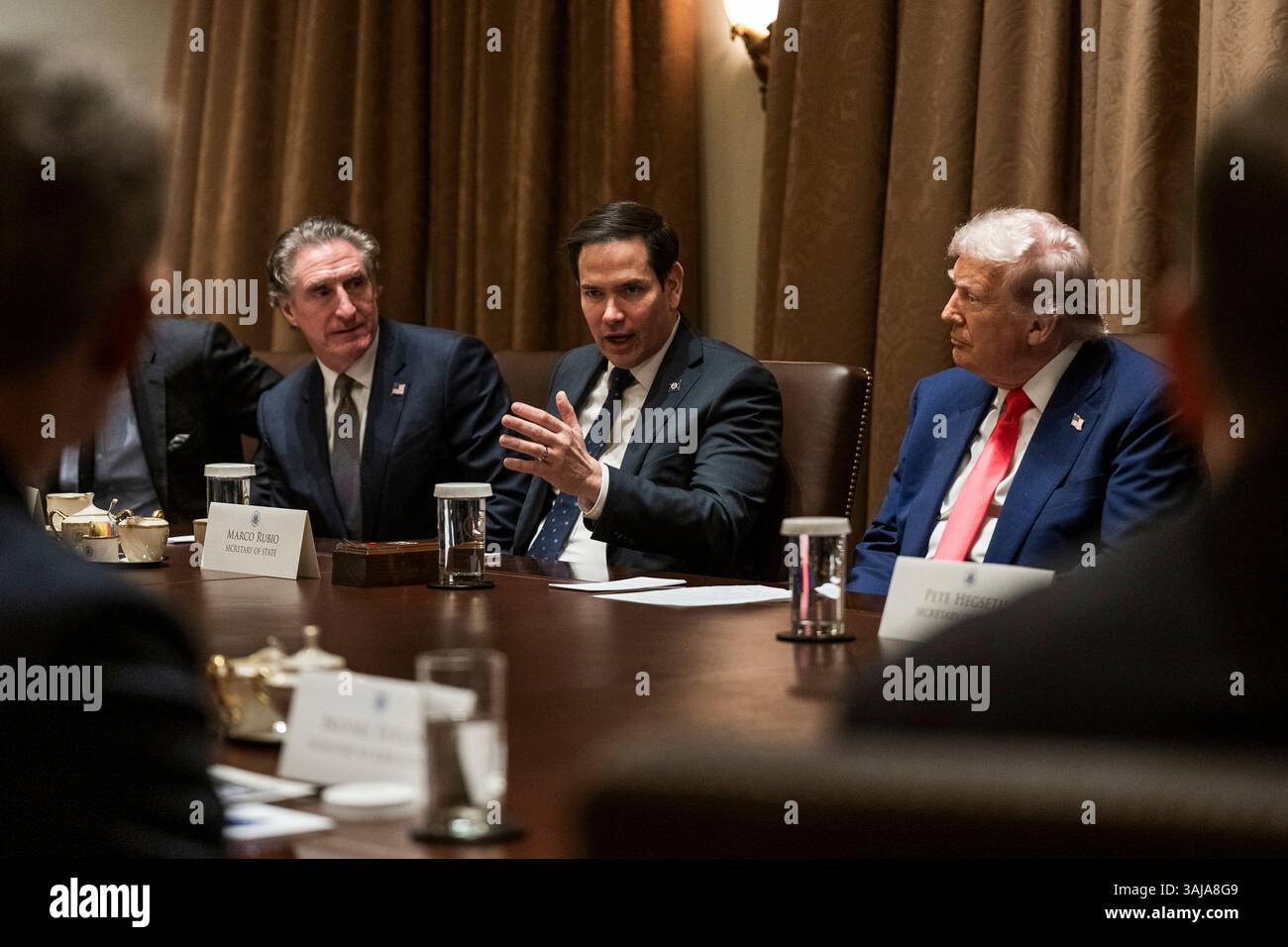 Washington, Stati Uniti. 10 aprile 2025. U. Il Segretario di Stato Marco Rubio, centro, commenta il Segretario di Stato dell'interno Doug Burgum, a sinistra, e il Presidente Donald Trump, a destra, guardano durante una riunione di gabinetto presso la sala del Gabinetto della Casa Bianca, 10 aprile 2025 a Washington, DC l'incontro arriva il giorno dopo che Trump ha messo in pausa le sue tariffe globali reciproche. Credito: Molly Roberts/foto della Casa Bianca/Alamy Live News Foto Stock