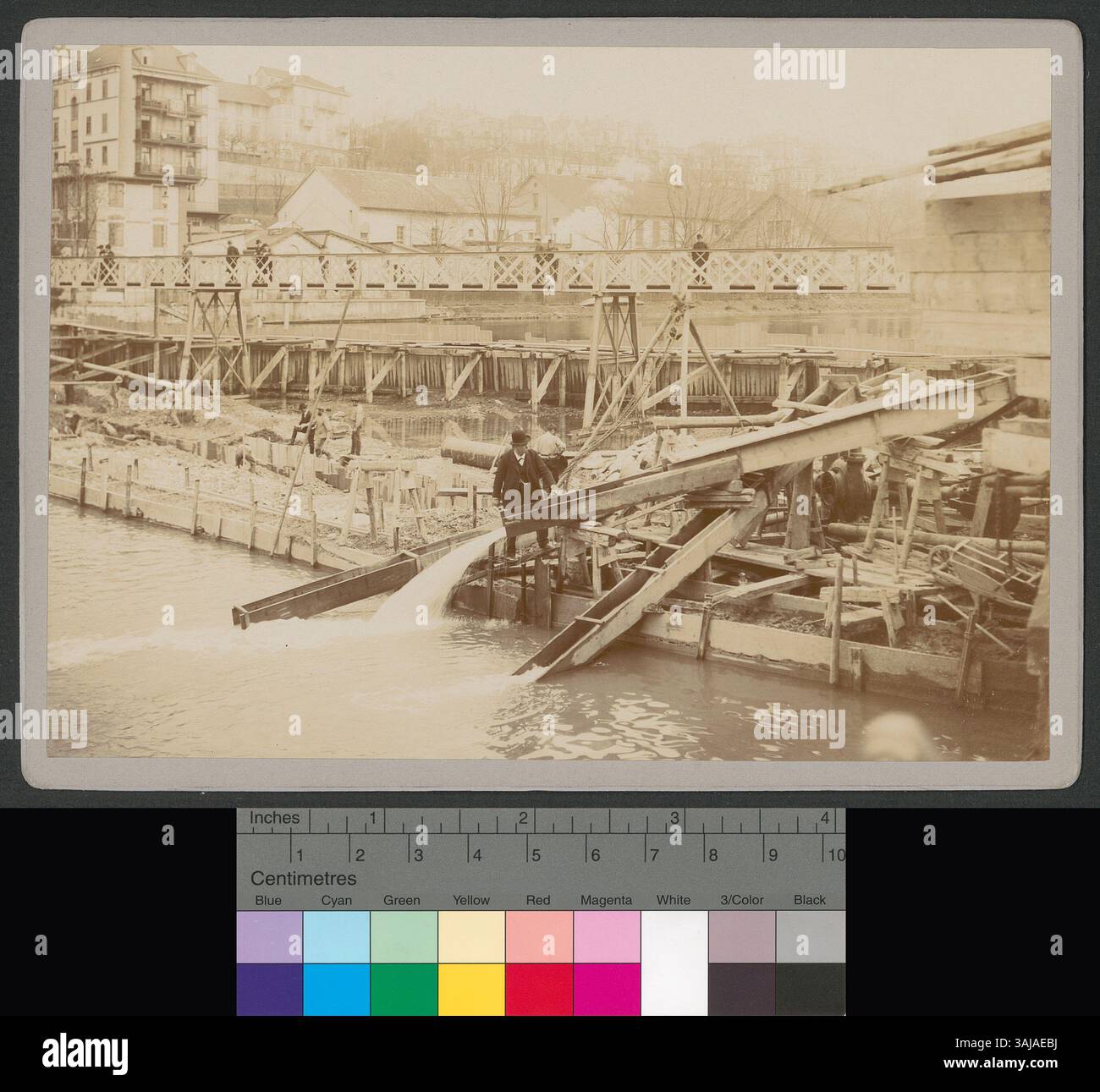 Una fotografia che mostra il signor Gossweiler che posa tubi nel letto del fiume Limmat vicino al canale di deflusso, catturata nel 1904. Questa immagine riflette le prime attività industriali a Zürich. Foto Stock