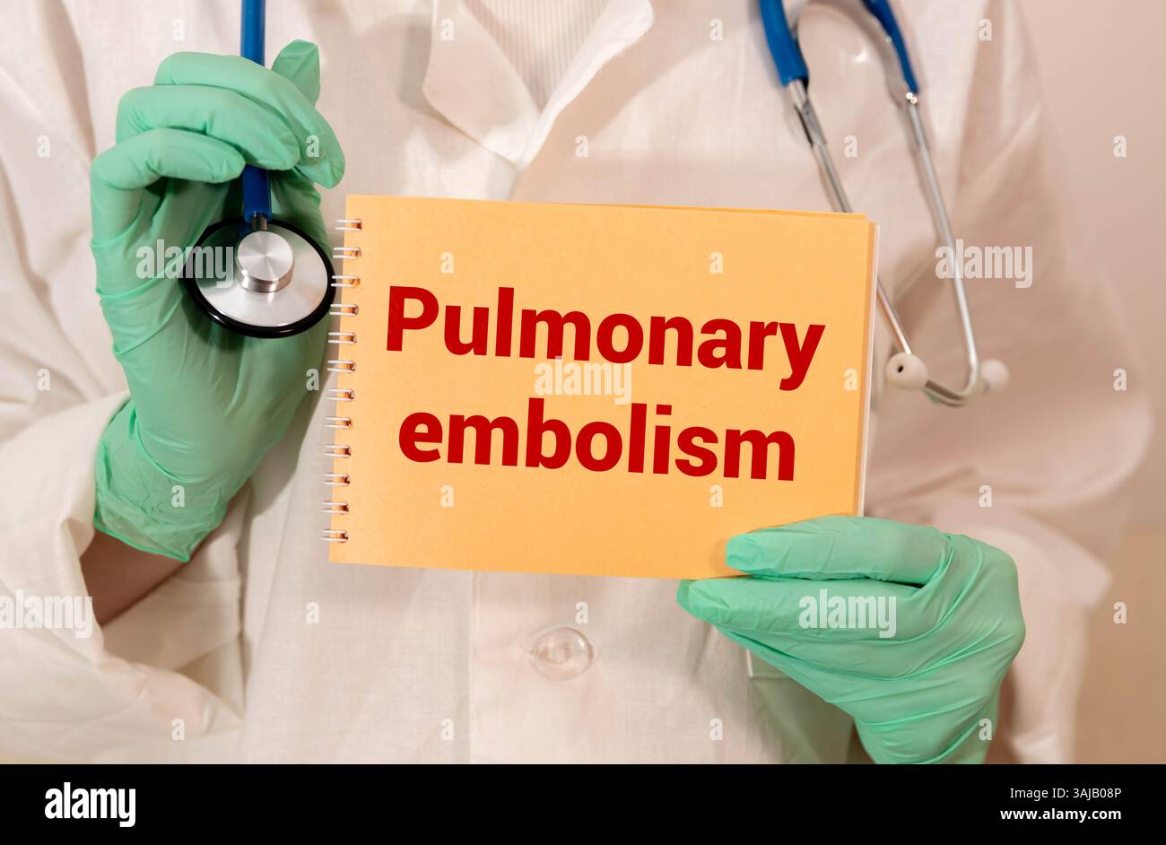 Il medico tiene una scheda con il nome della diagnosi - ipertensione polmonare. Messa a fuoco selettiva. Concetto medico. Foto Stock