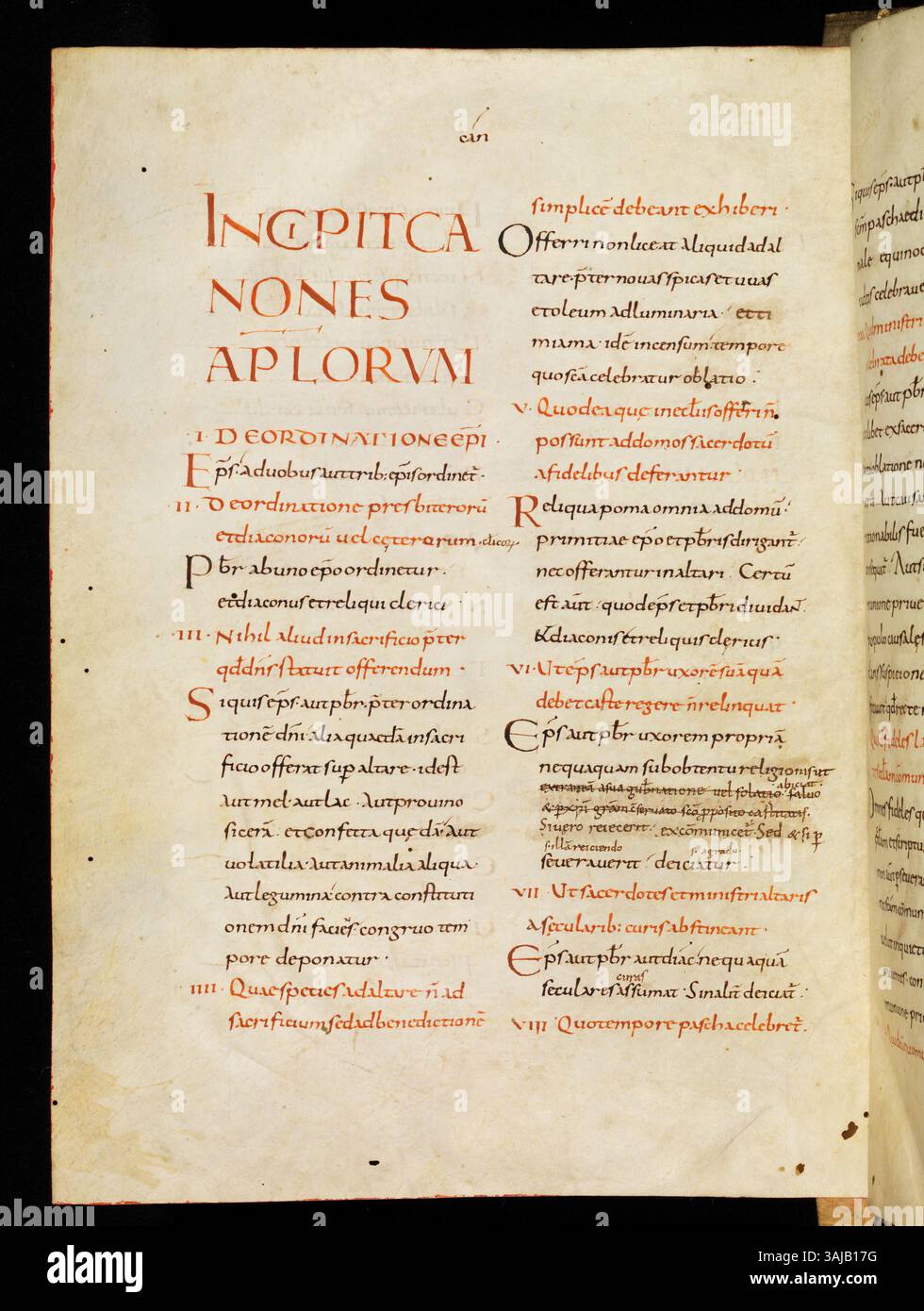 Questo foglio di manoscritti del IX secolo, MSC.CAN.3 0008, contiene l'inizio del Dionysio-Hadriana, conservato nella Biblioteca di Stato di Bamberga. L'illuminazione riflette le antiche tradizioni religiose medievali del testo. Foto Stock